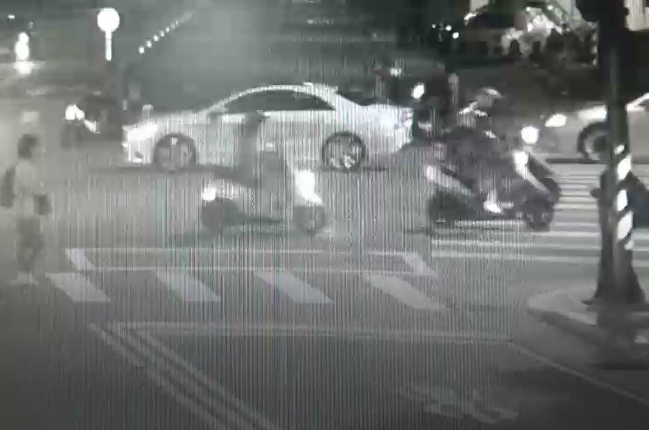 嫌犯劫財後加速逃逸。（警方提供）