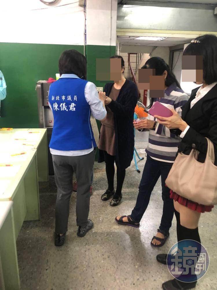 陳儀君議員發放文宣給在場教師,教師神色尷尬接下。(讀者提供)