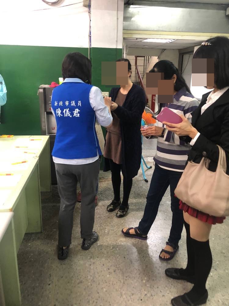 陳儀君議員發放文宣給在場教師,教師神色尷尬接下。(讀者提供)