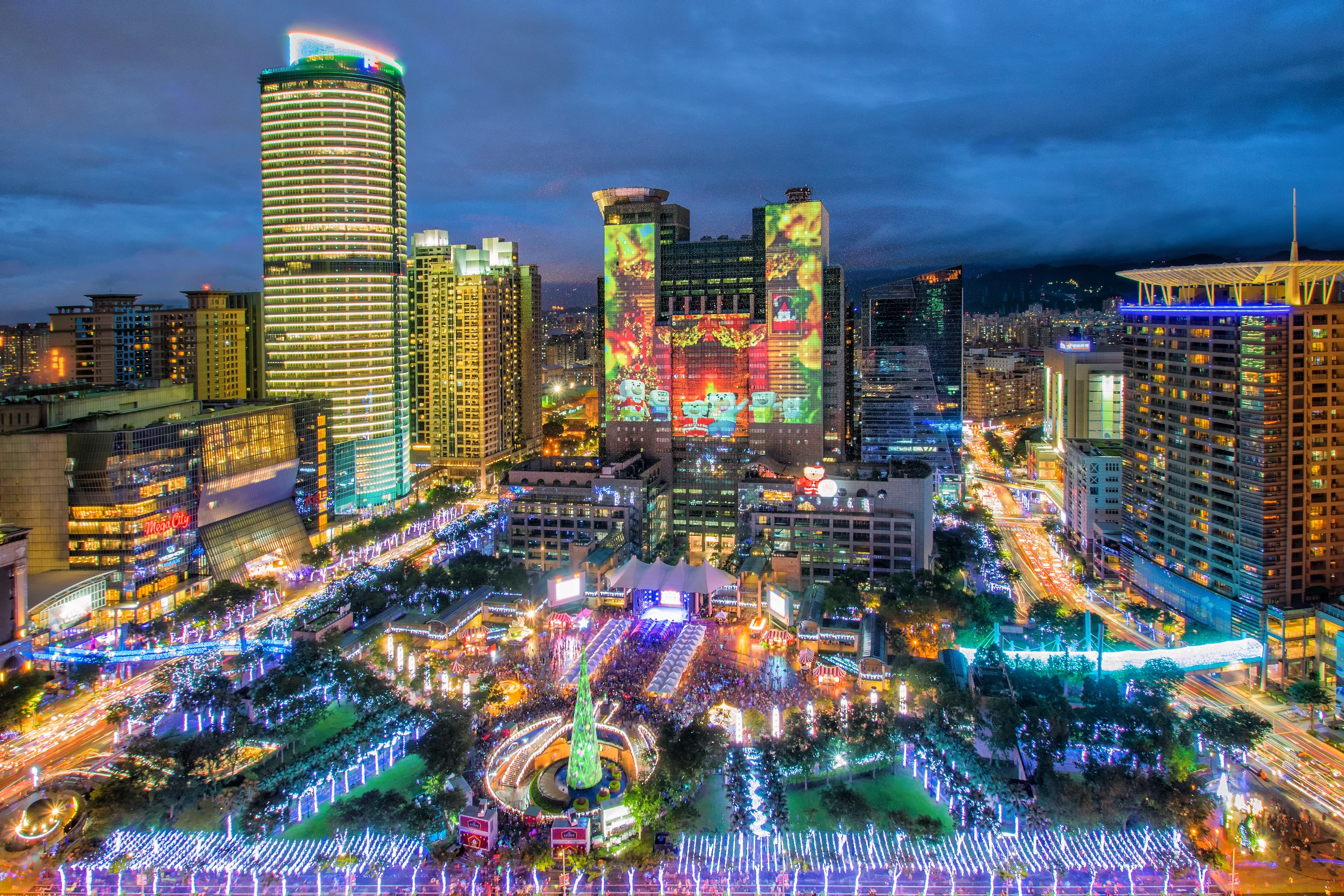 今年新北耶誕城活動還沒開始，板橋就已經開始塞車，造成居民困擾。（新北市政府提供）