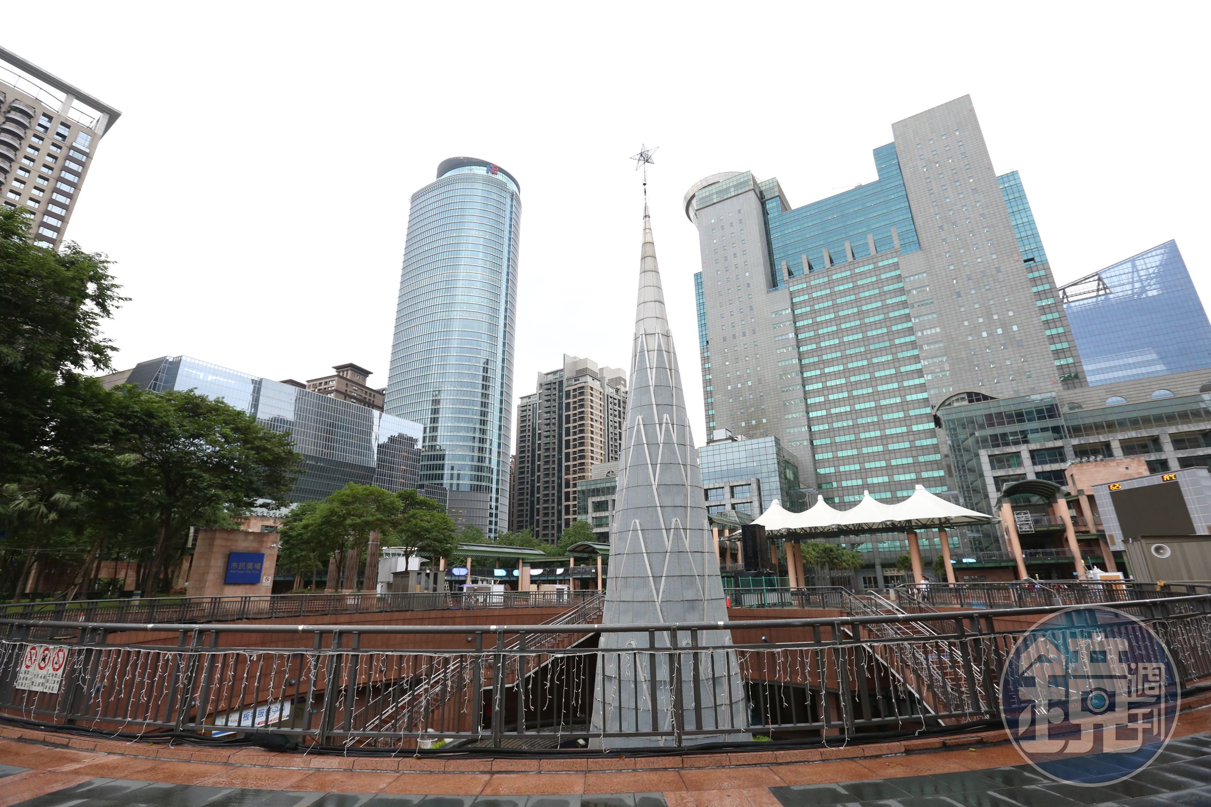 為因應耶誕城提早舉行，四大燈區施工也引發市民不滿。