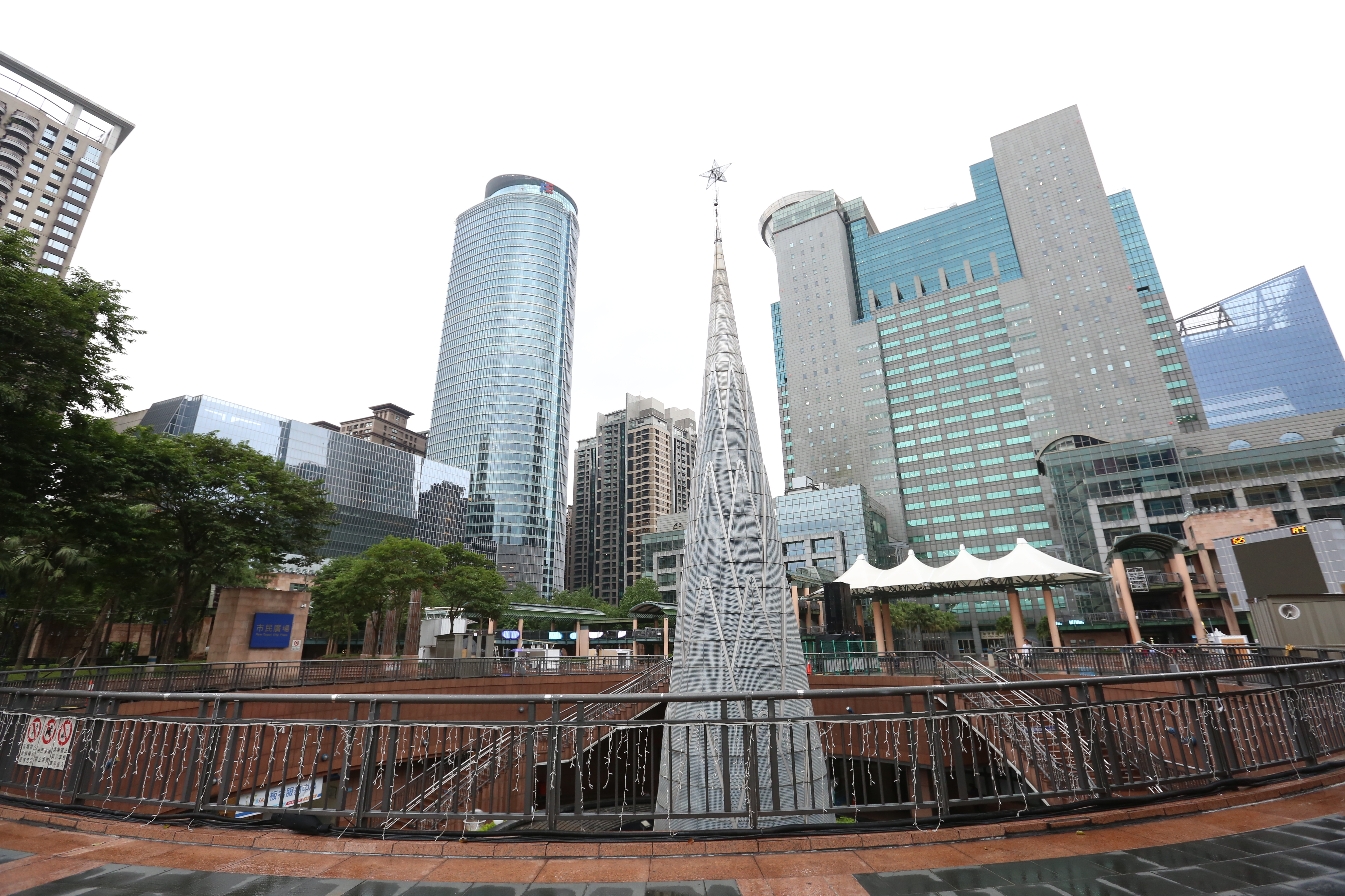 為因應耶誕城提早舉行，四大燈區施工也引發市民不滿。