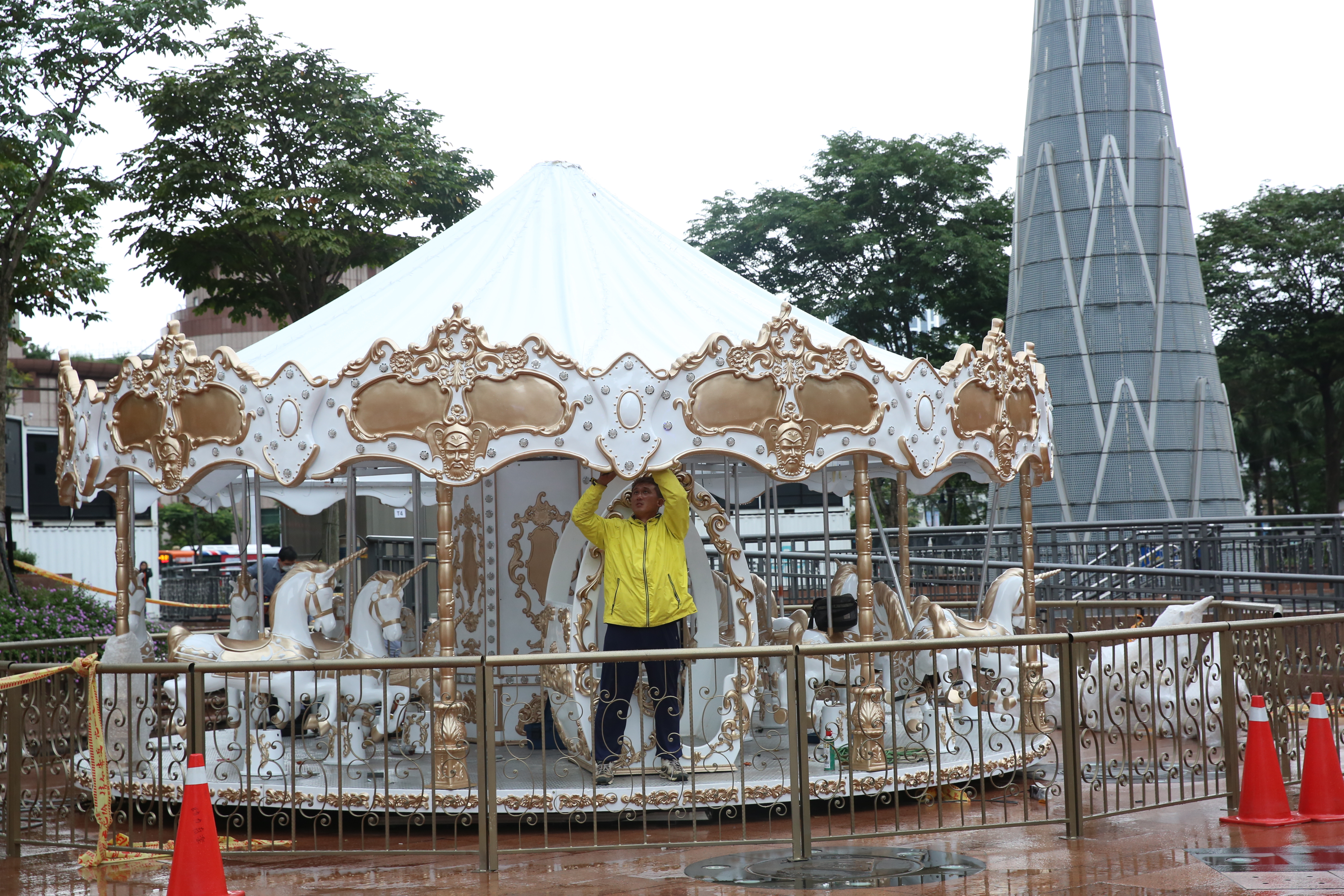 新北耶誕城提前在選前一週點燈，挨批是為選舉年造勢。