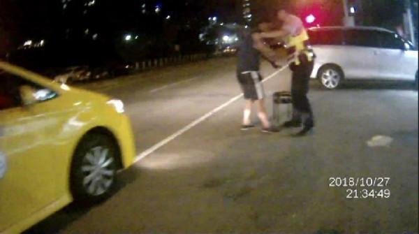 警方得知原委協助聯繫計程車搭載陳男。（警方提供）