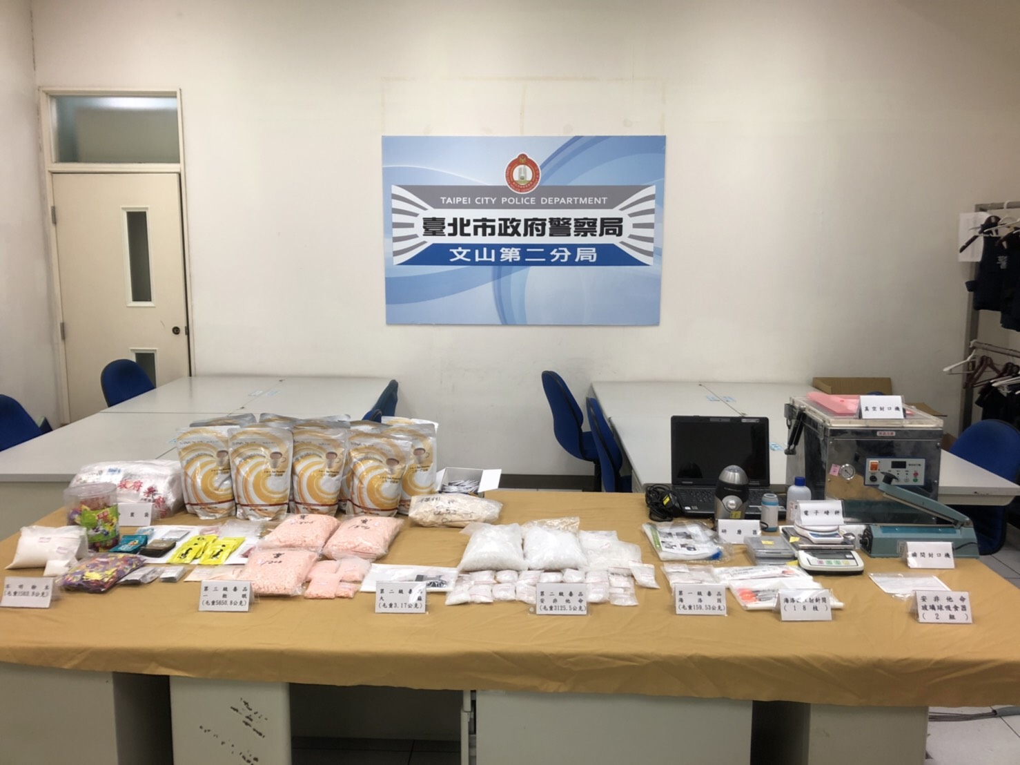警方兵分多路前往新北市多區搜索，查獲大量1到3級毒品。（警方提供）