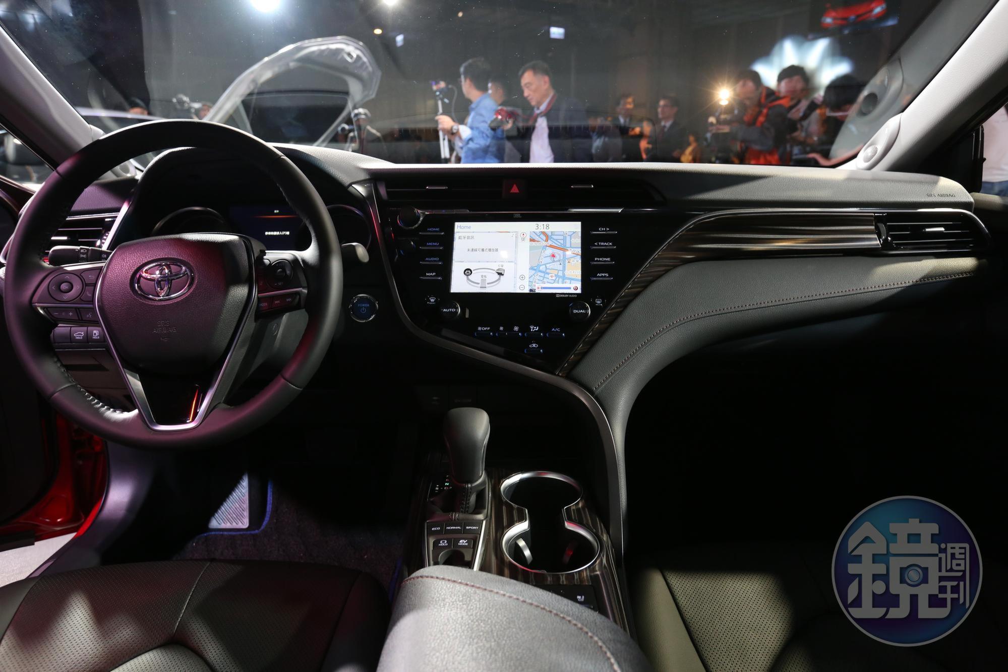 和泰汽車發表進口全新改款大型房車Camry，共有油電與汽油在內的3款車型。