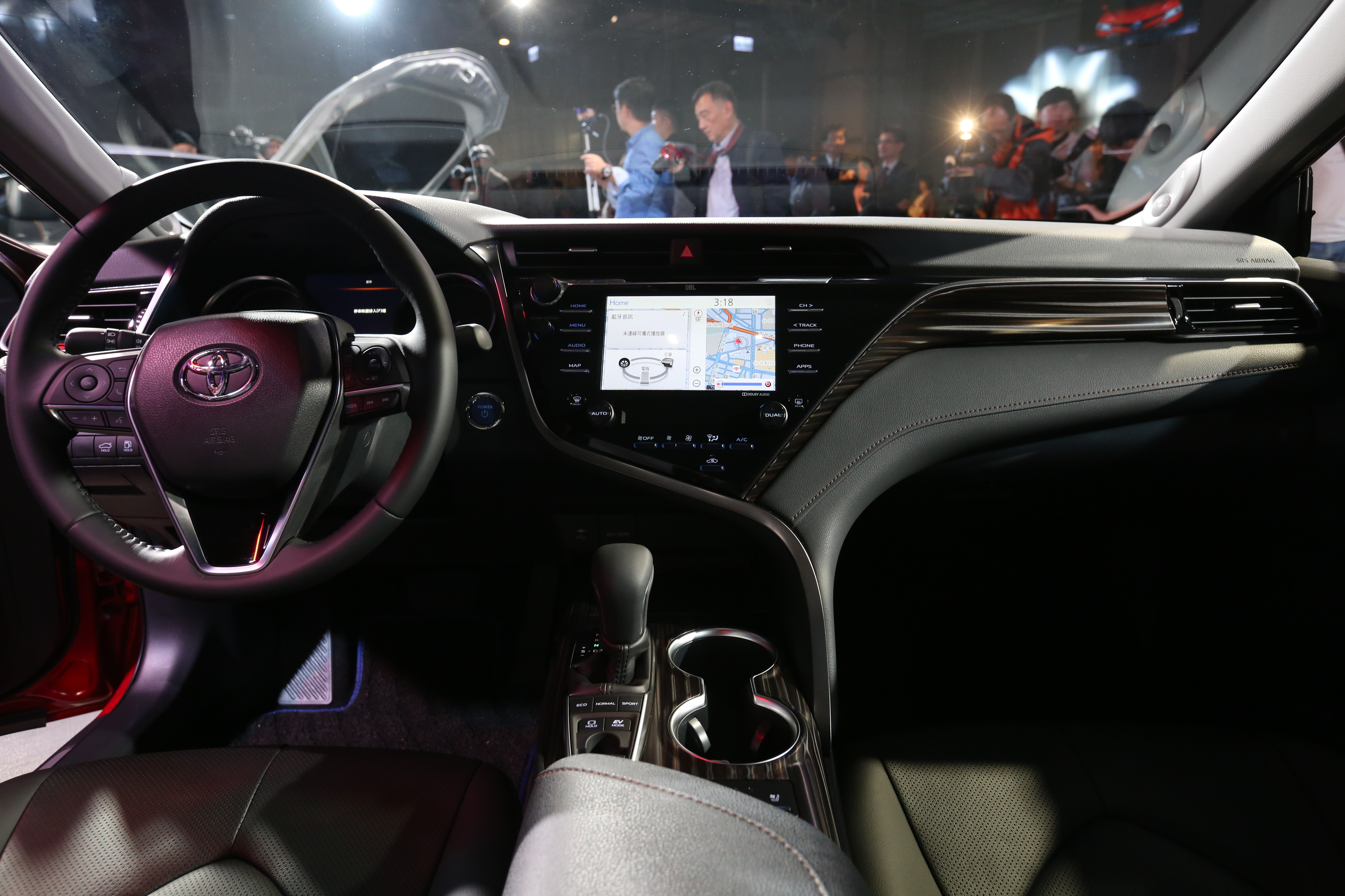 和泰汽車發表進口全新改款大型房車Camry，共有油電與汽油在內的3款車型。