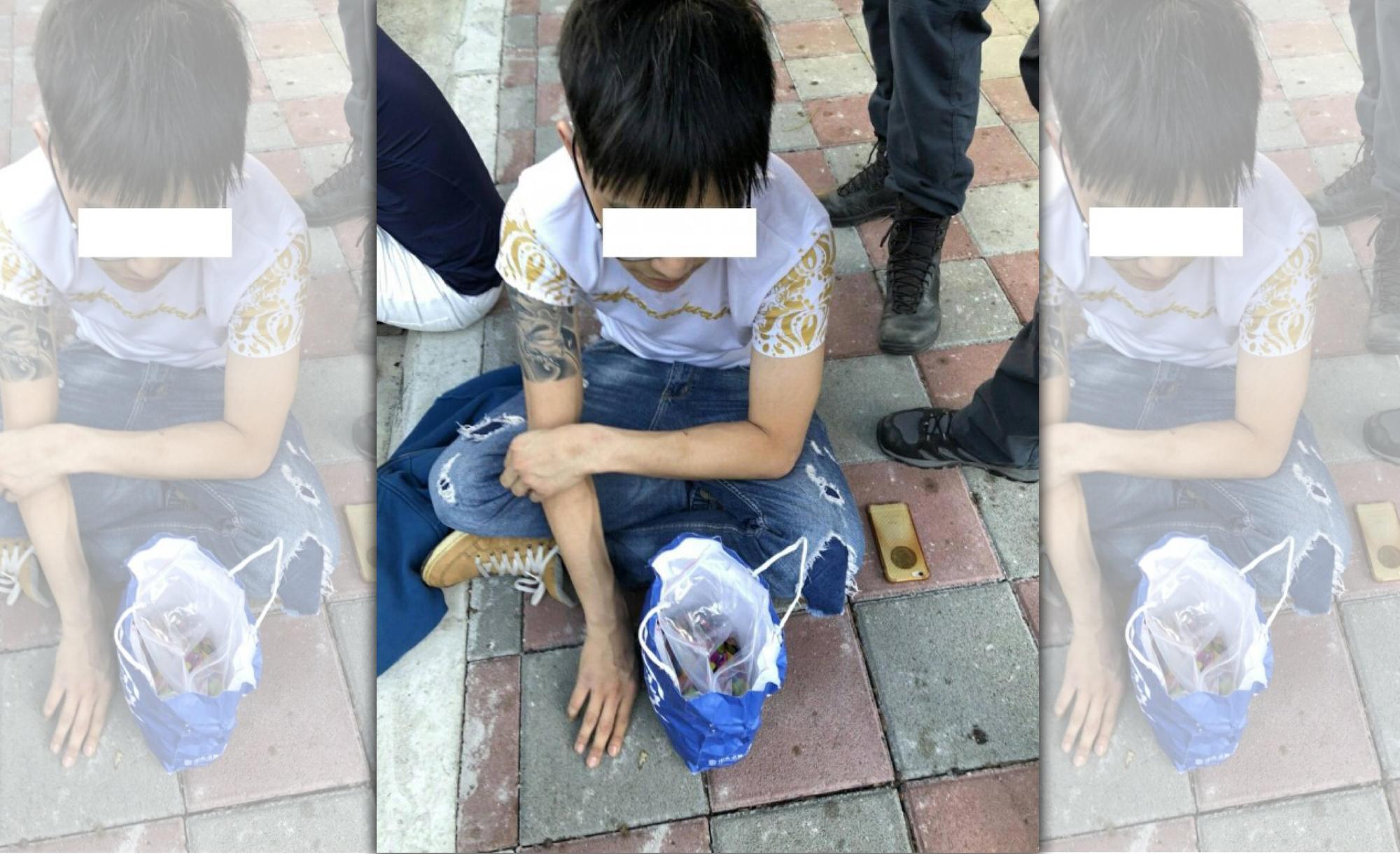 警方盤查江男，他一臉懊惱。（警方提供）