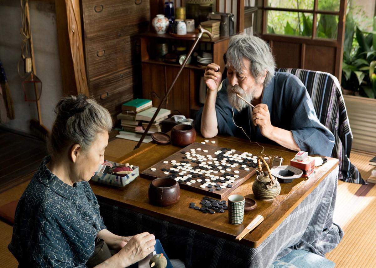 山崎努（右）與樹木希林（左）在電影《仙人畫家：熊谷守一》中飾演日本國寶級畫家熊谷守一夫妻。（東昊提供）