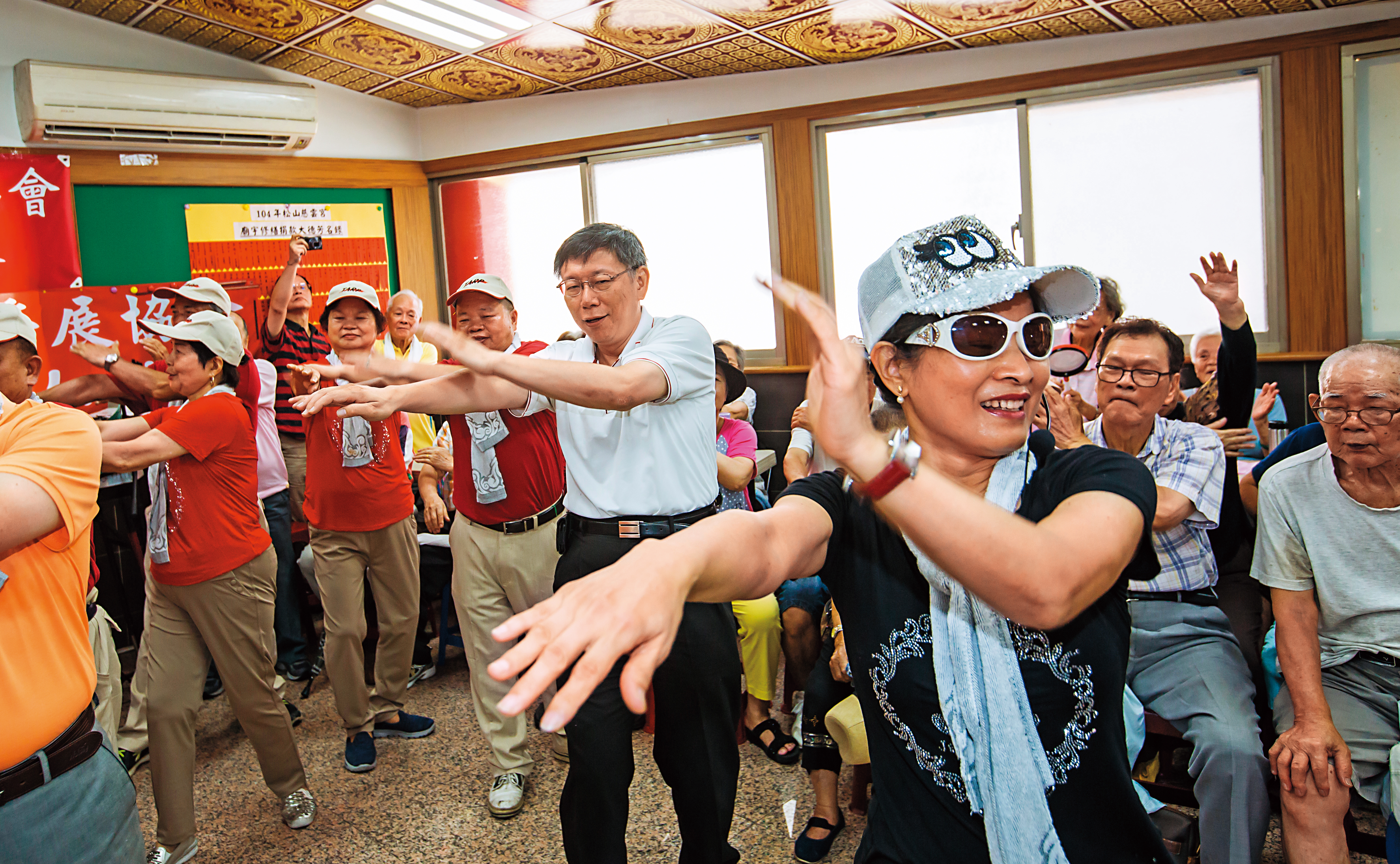 宣傳市政等同免費演員，儘管對跳舞很無奈，柯文哲仍視為工作，配合到底。
