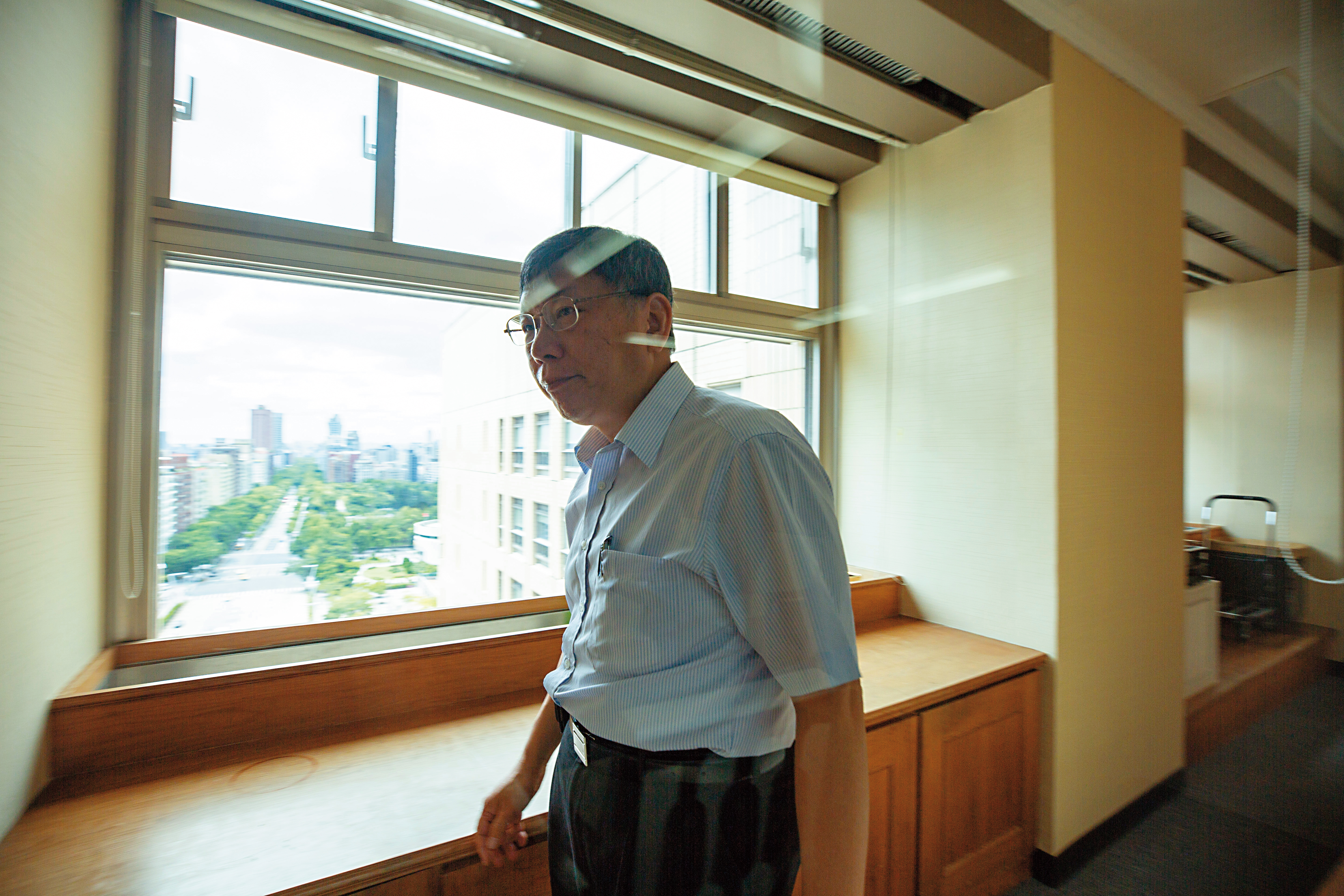 柯文哲說，他希望自己能從政治的領導者變成文化的創造者，並且把選舉當成改變台灣的社會運動。