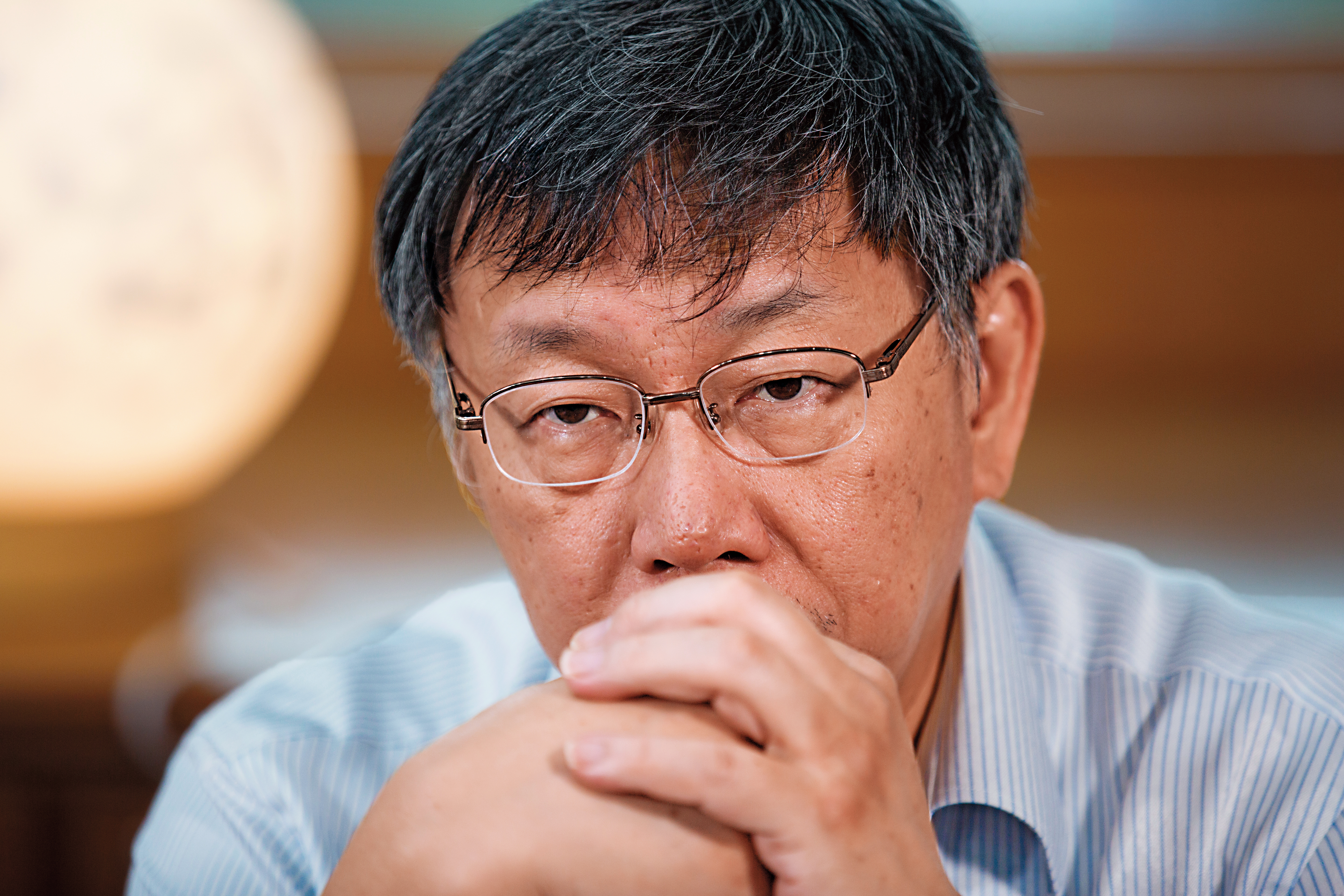 在媒體鏡頭、網路影片裡，柯文哲嬉笑怒罵、傻裡傻氣，只有在思考時，才能看見他專注而嚴肅的神情。