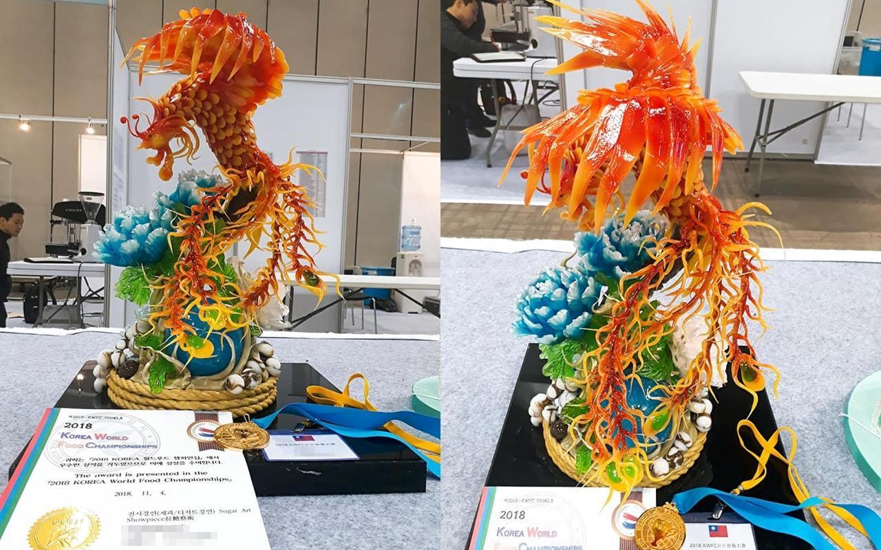 折翼的鳳凰重回往日樣貌，選手帶著它赴韓參賽一舉奪下金牌。（翻攝自倪女臉書）