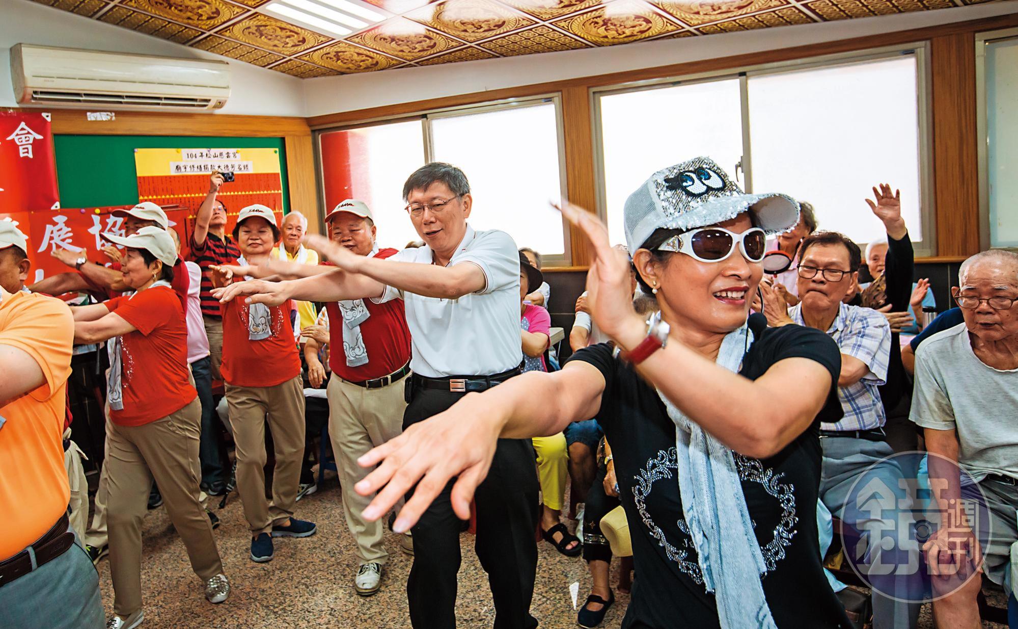 宣傳市政等同免費演員,儘管對跳舞很無奈,柯文哲仍視為工作,配合到底。