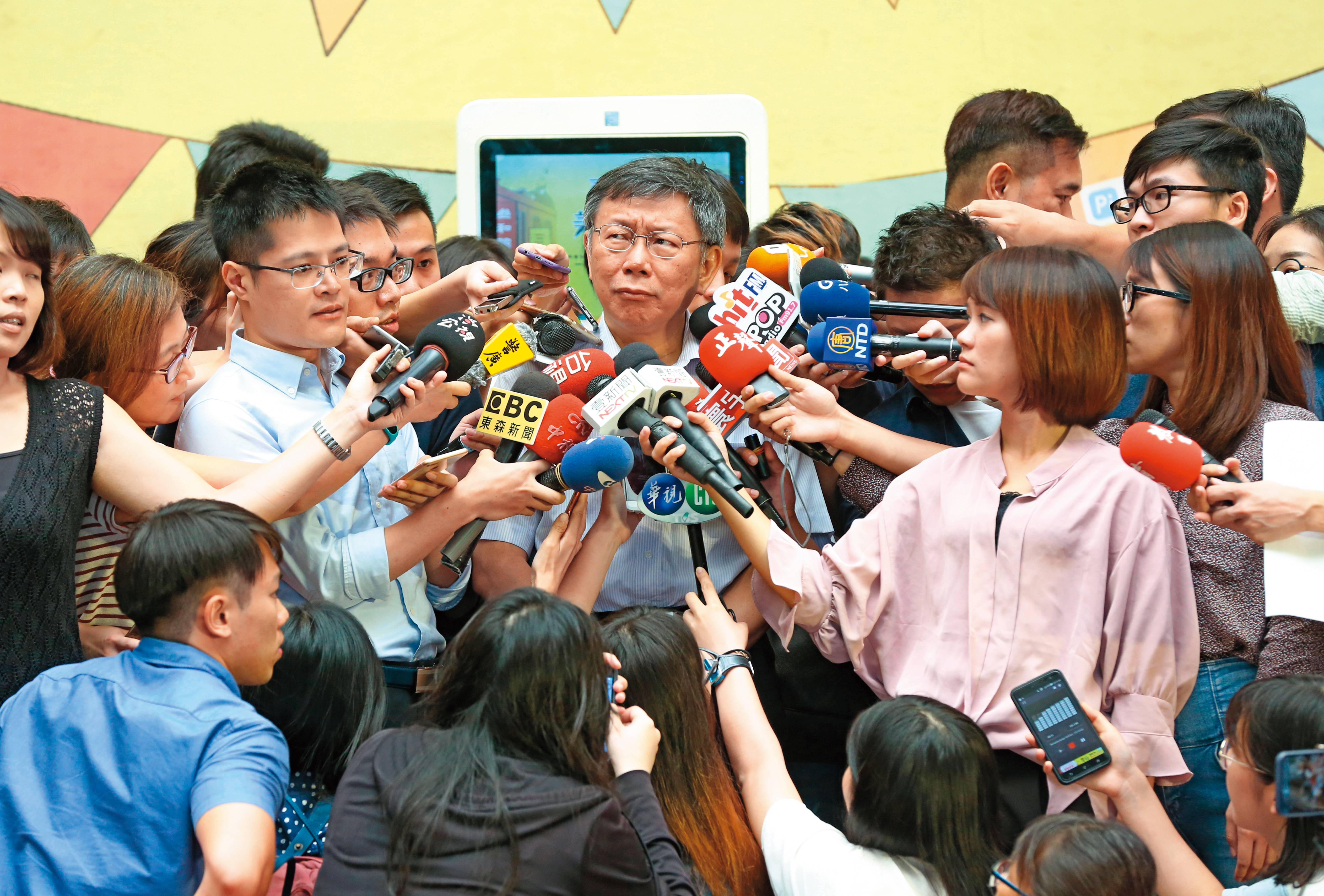 柯文哲擅於用簡單幾句話，解決記者複雜的提問，遇到敏感或不易回答的問題時，往往四處張望，表情困擾，呈現了一種喜感。