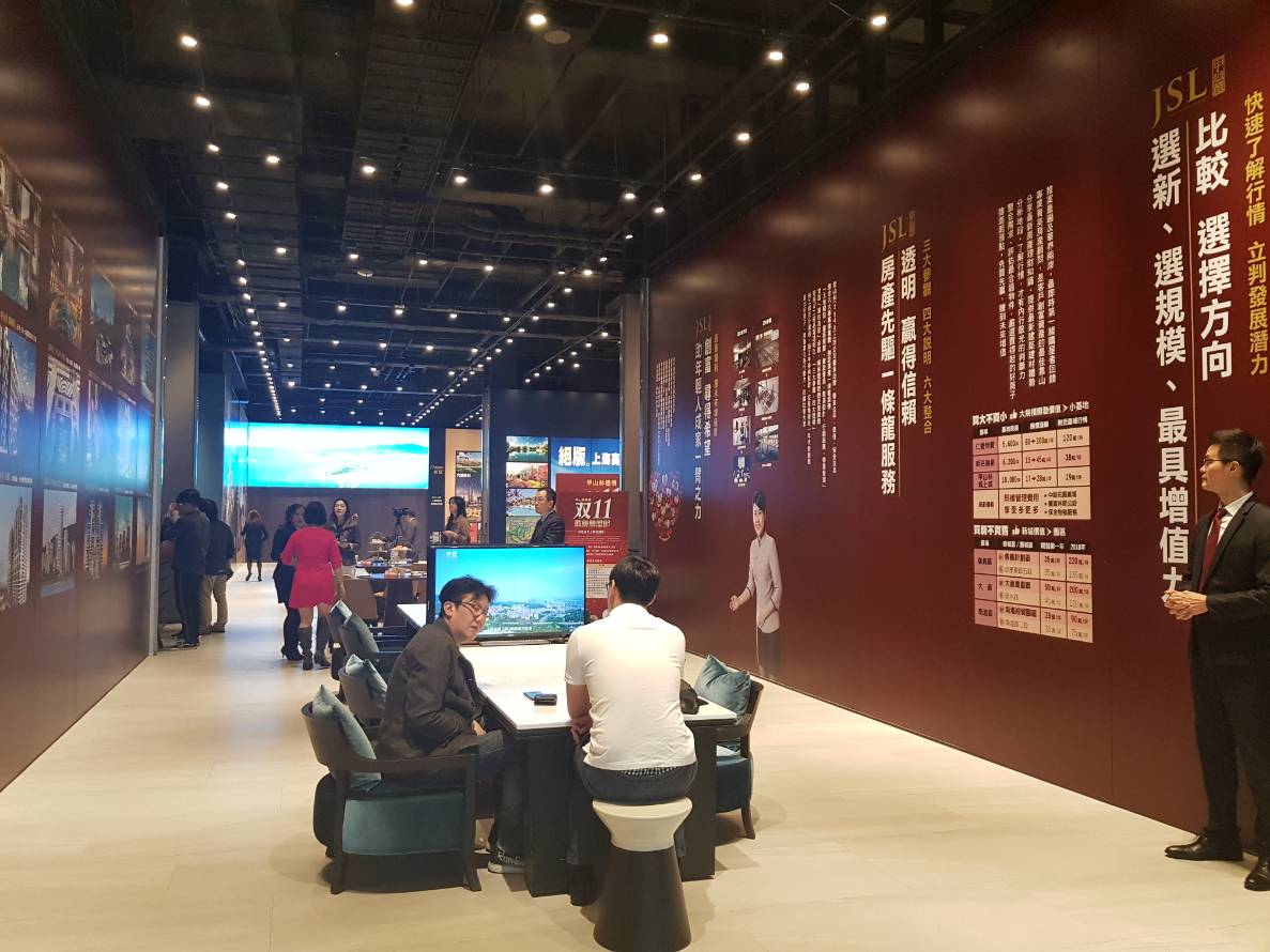 甲山林位在興安街的售樓總部開跑，現場有11個成屋案與7個預售屋共18個建案聯合銷售。