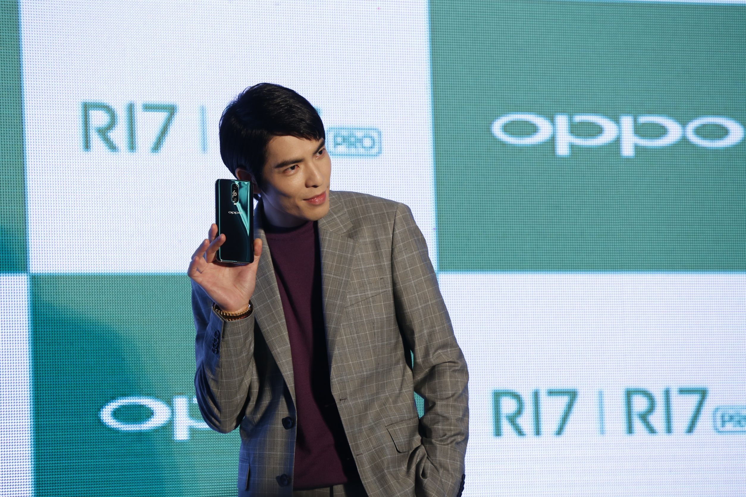 OPPO今日在台發表R17系列新機，品牌代言人蕭敬騰變身綜藝咖，逗得現場笑聲連連。