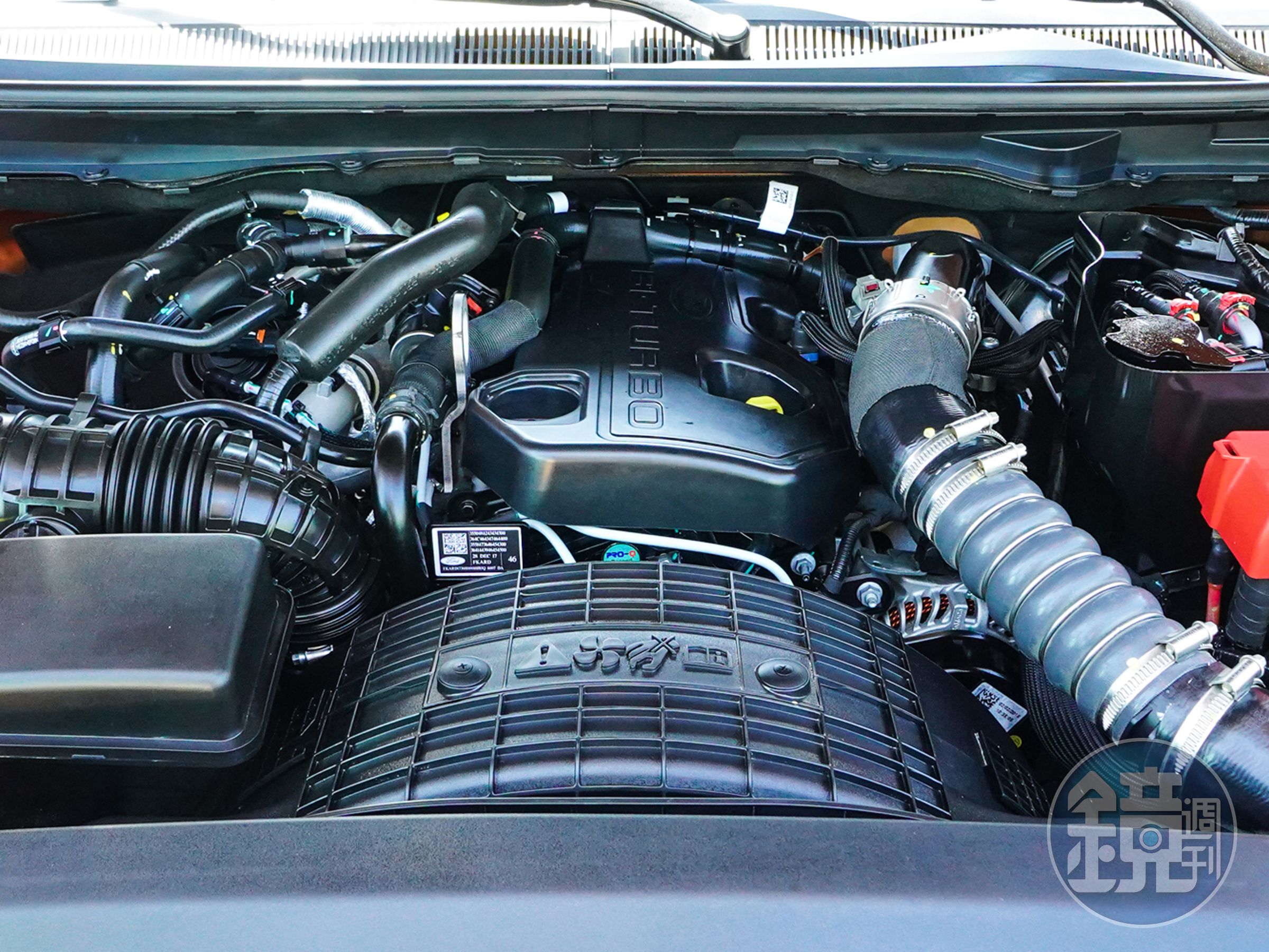 搭載全新2.0L Bi-Turbo柴油雙渦輪引擎，動力更強、油耗更省。