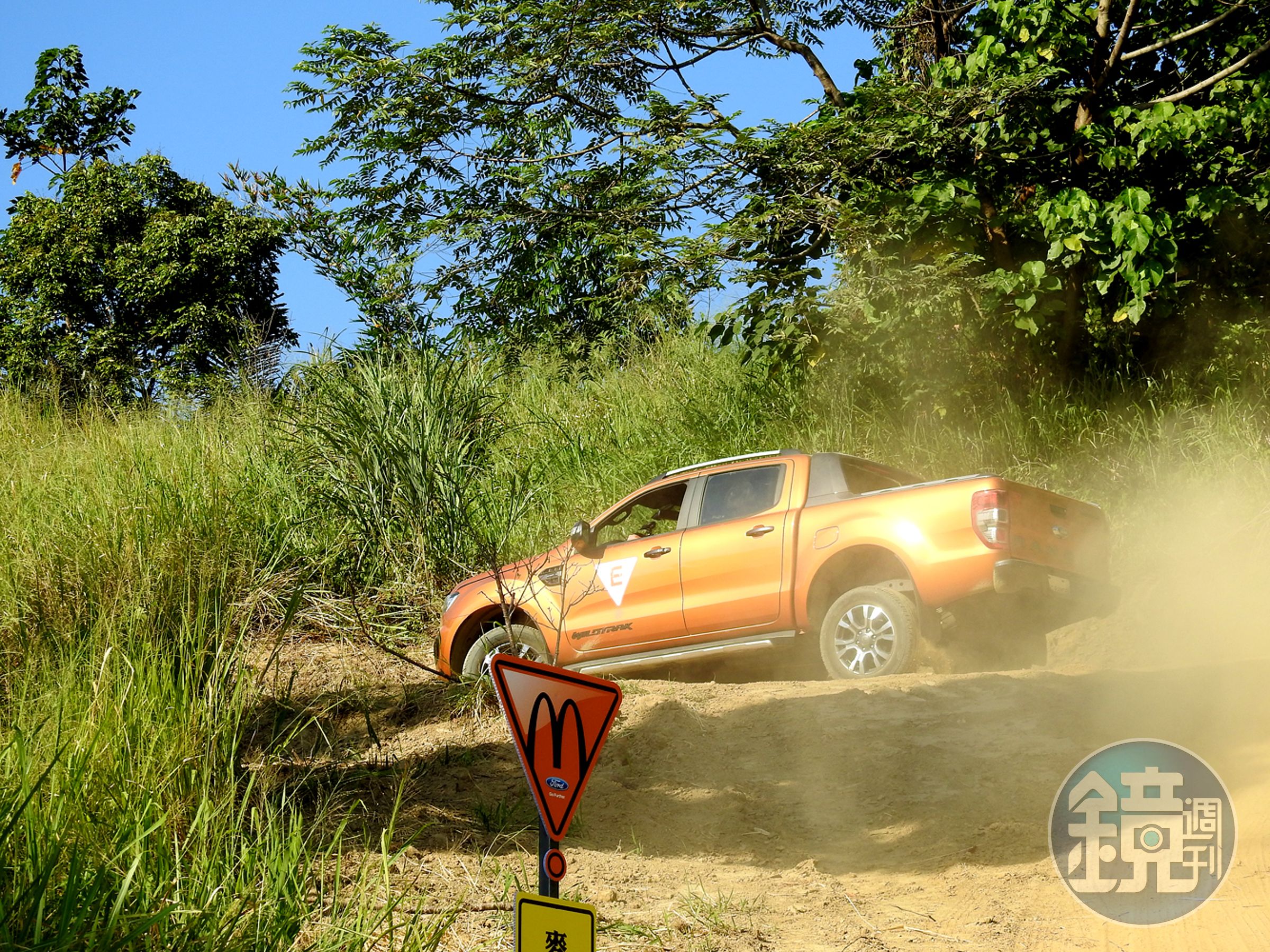 遭遇散兵坑與麥當勞(M)坡！按下電子式後軸差速器鎖定鈕，New Ranger擁有29 度進入角、22 度穿越角、以及 26 度的離去角，但即便數據如此漂亮，還是需要教練的一些提示與技巧輔助，如油門不要中斷、方向盤要轉動讓前輪吃進好的角度等。