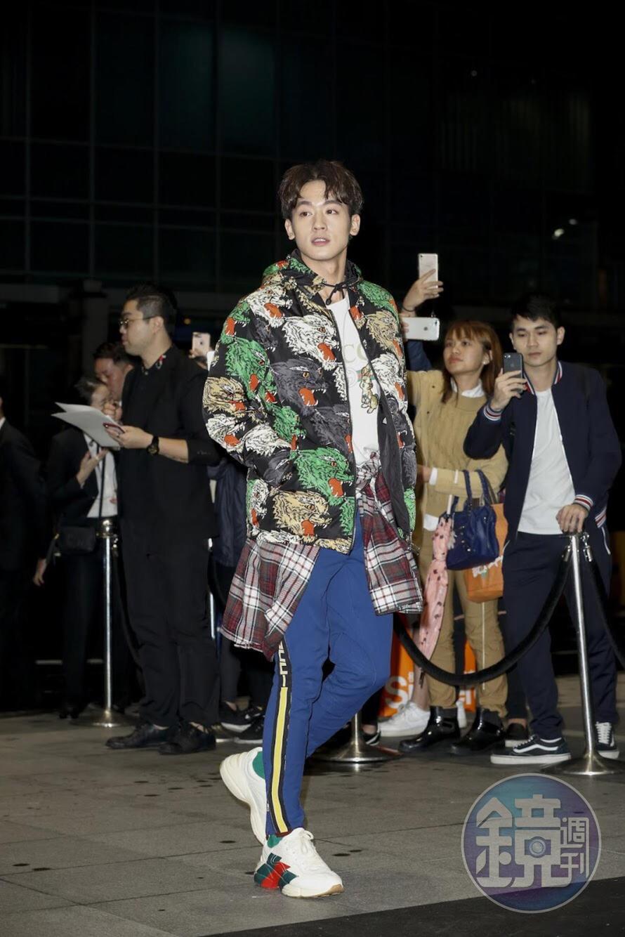 吳思賢透露自己不夠紅沒賺很多，目前只能靠姐姐買給他GUCCI。