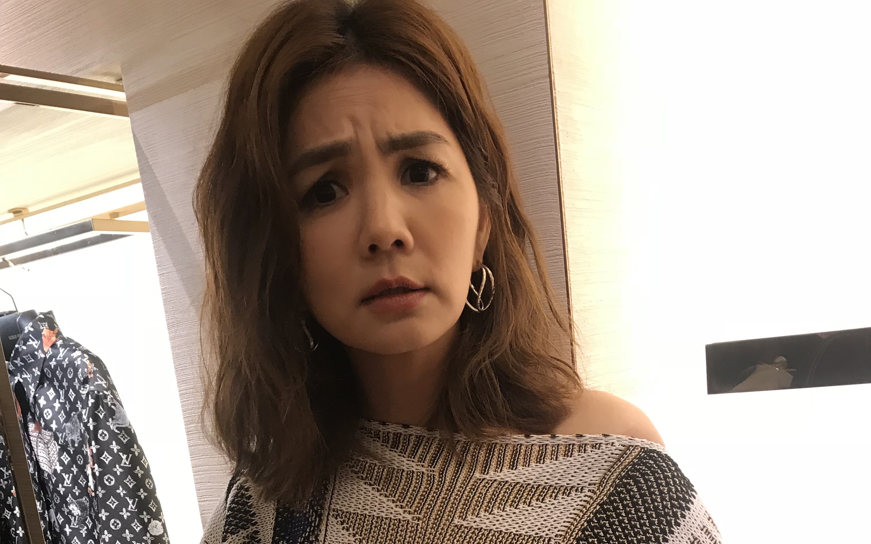 Ella弄丟飾品，整個人好驚嚇。