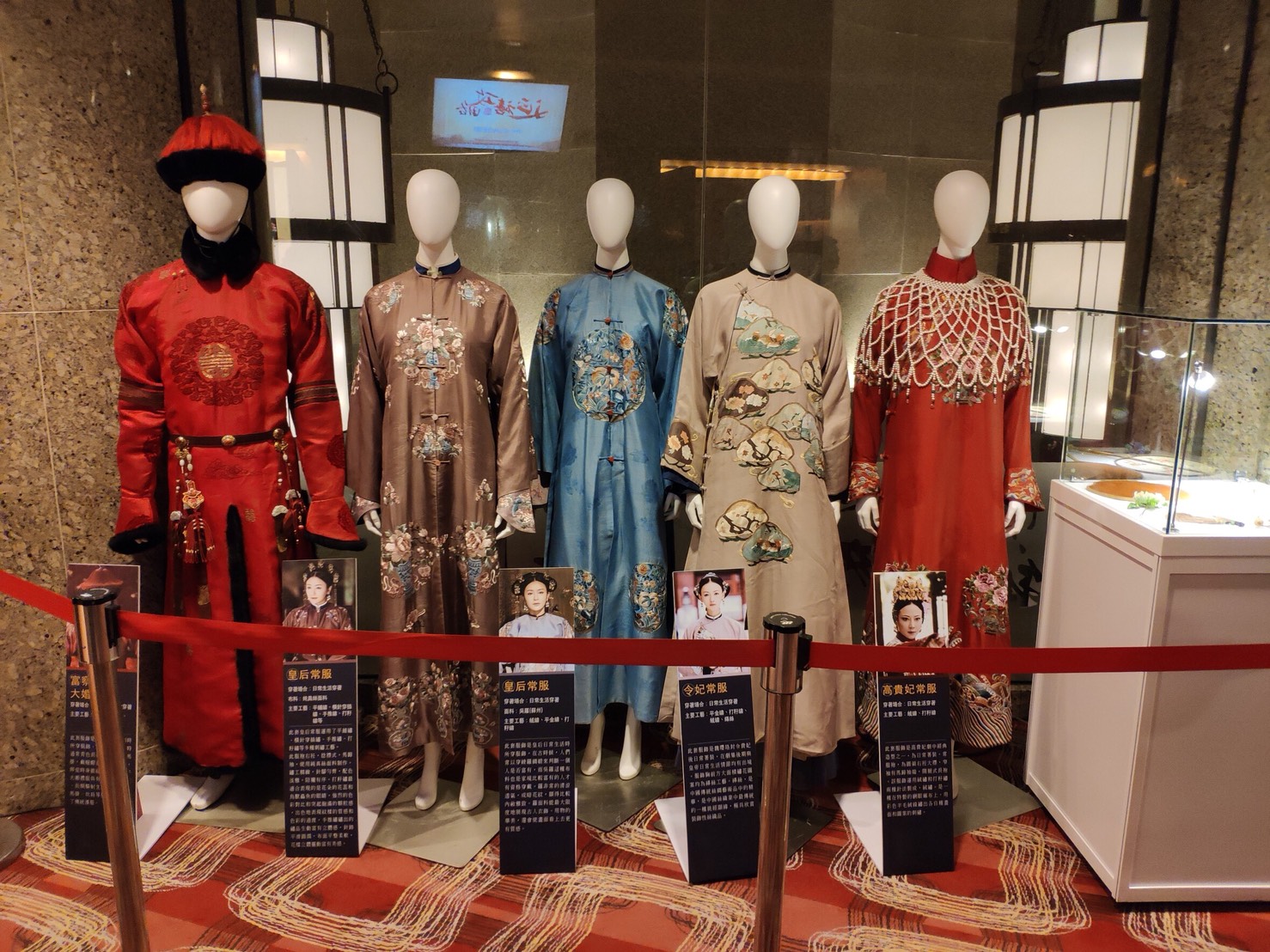 《延禧攻略》原裝戲服抵台在見面會場展示。（八大提供）