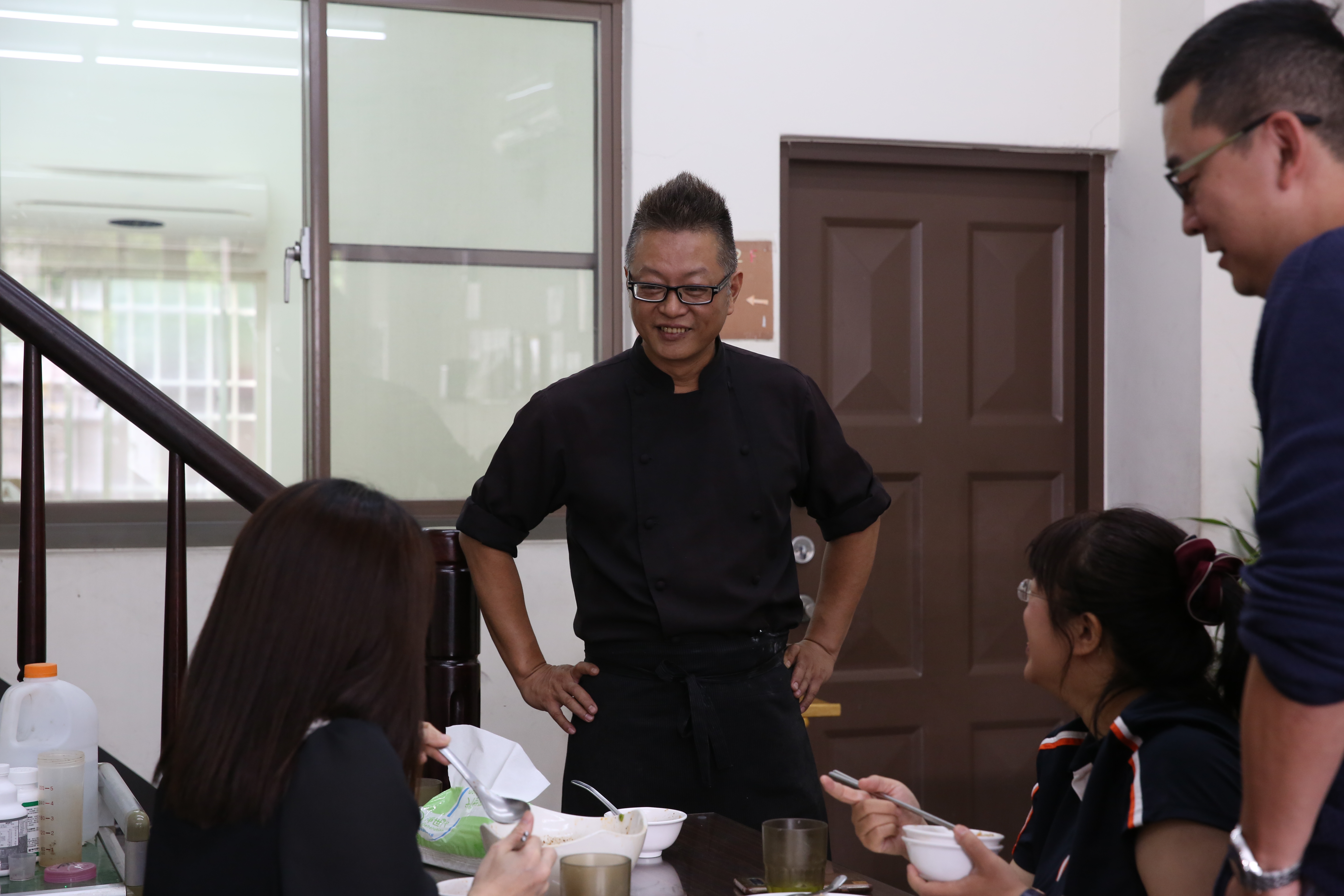 炒菜大衛老闆余建德慢熟卻熱情，年輕時靠靦腆這一招，贏得許多婆婆媽媽喜愛。