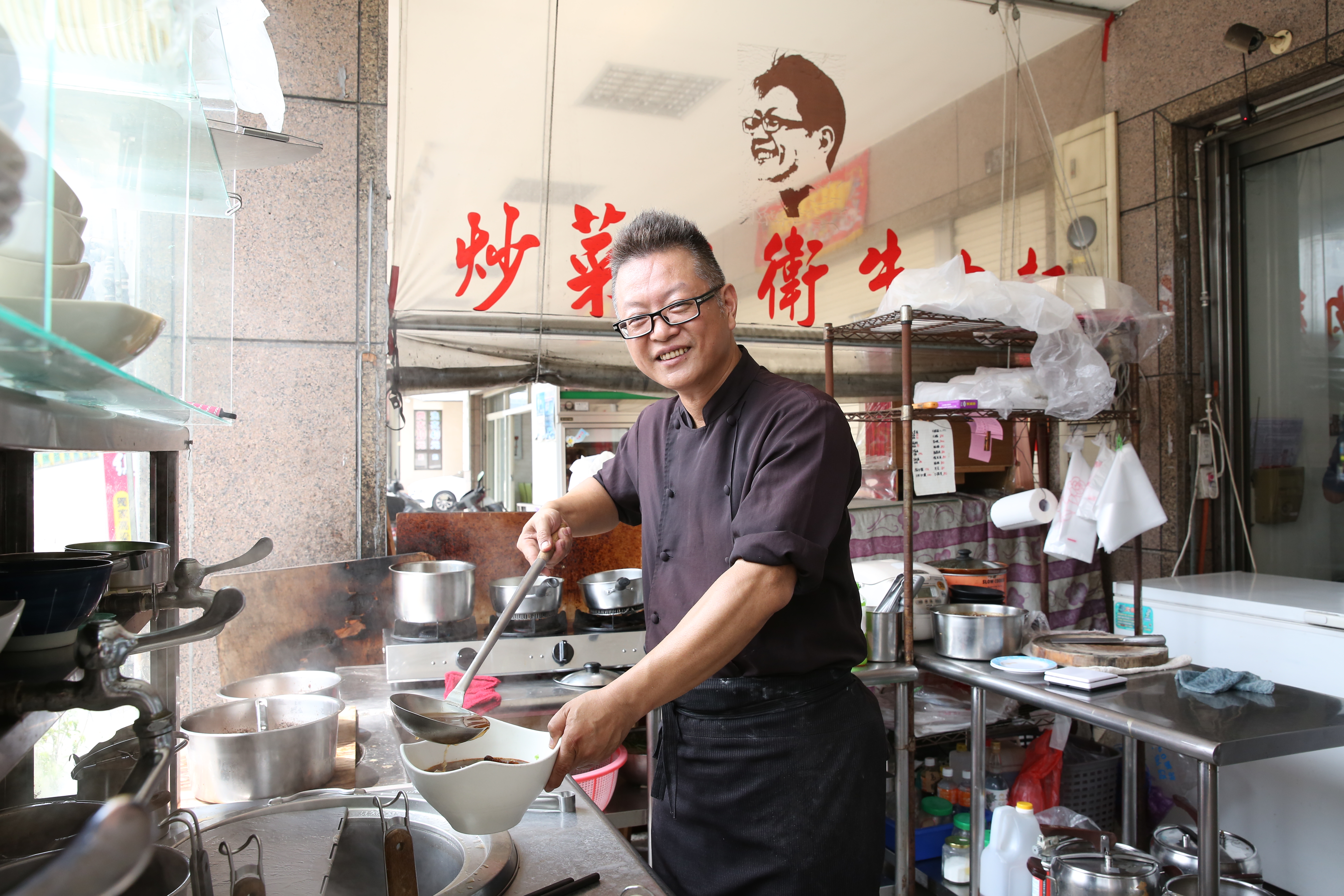 提供待用麵、無酬教人廚藝，余建德認為人都會有不便的時候，社會需要更多暖流。