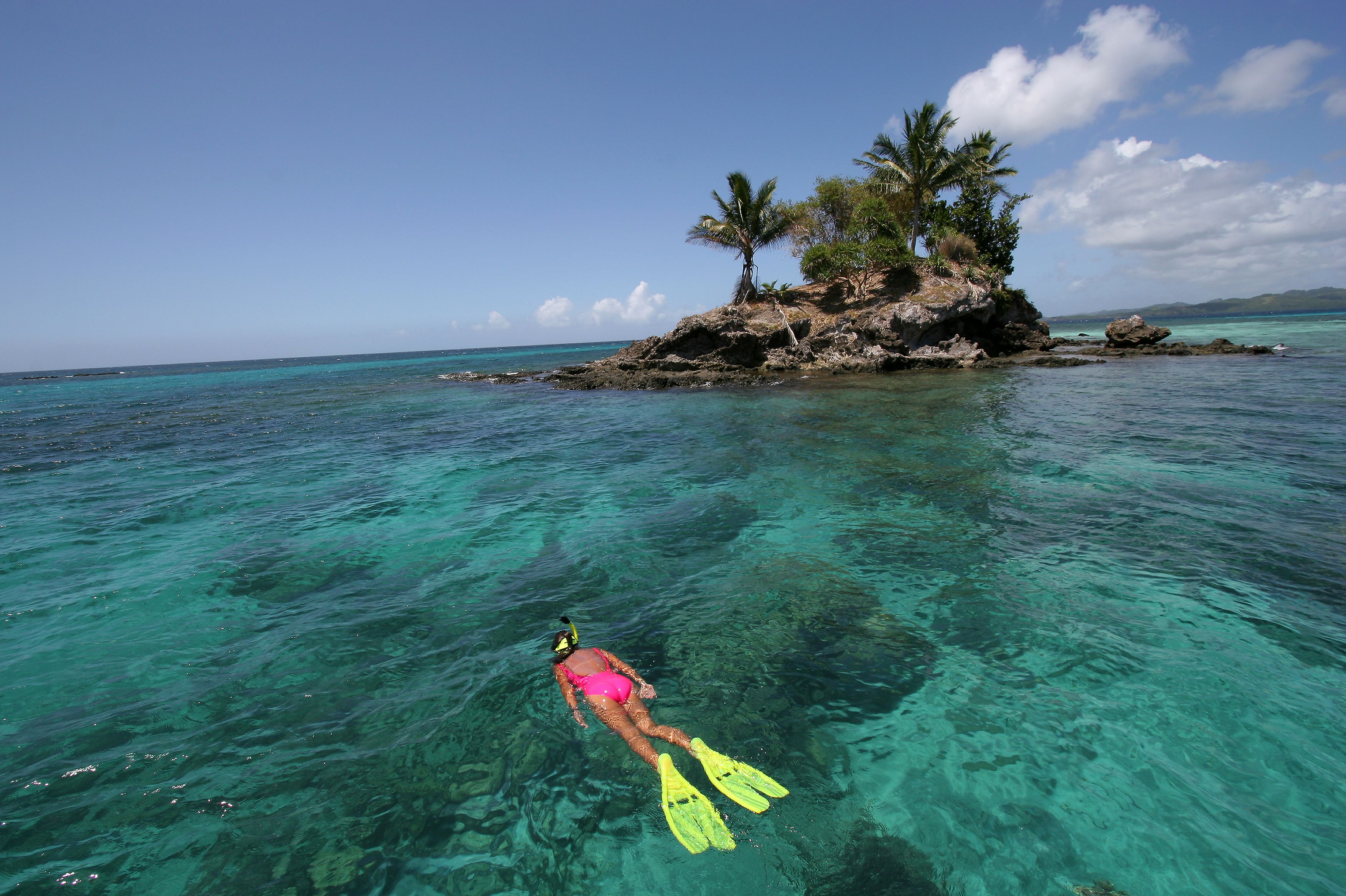帛琉近日通過一項法令，將在2020年禁止販賣和使用含有化學物質的防曬乳，防止珊瑚礁被毒害。（東方IC）