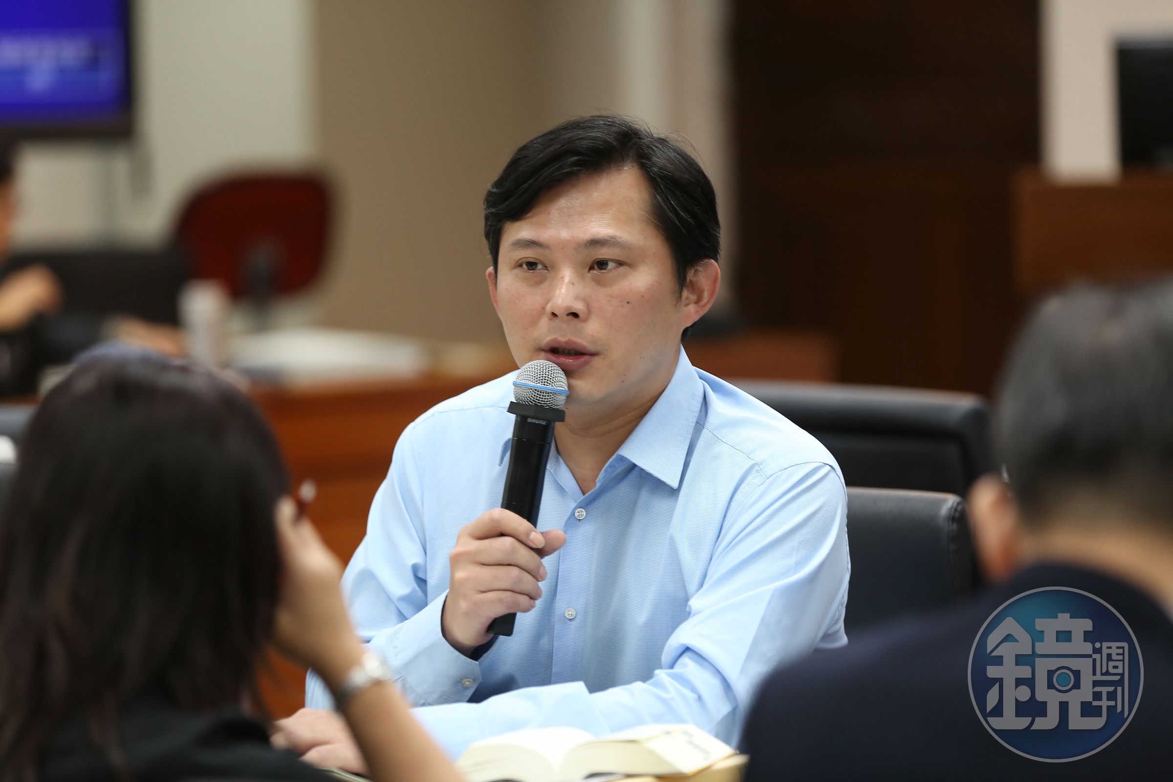 立法委員黃國昌質疑台鐵為何要打壓提出建言員工。