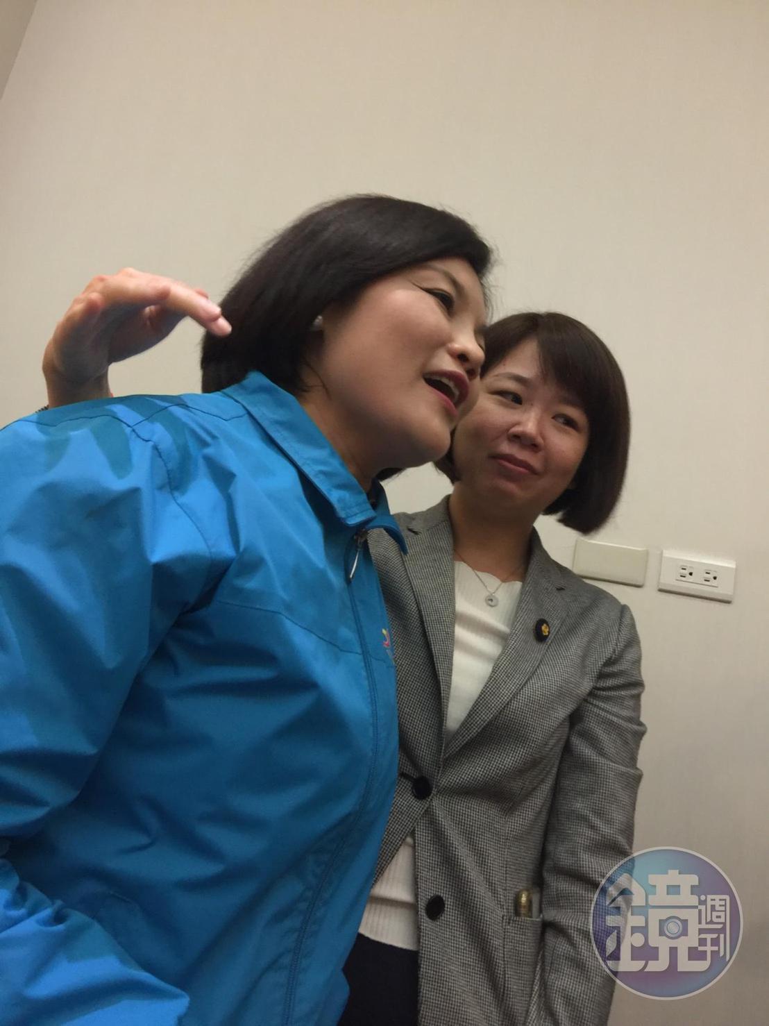 國民黨立委林麗蟬到現場給予張麗善擁抱，替她加油打氣。