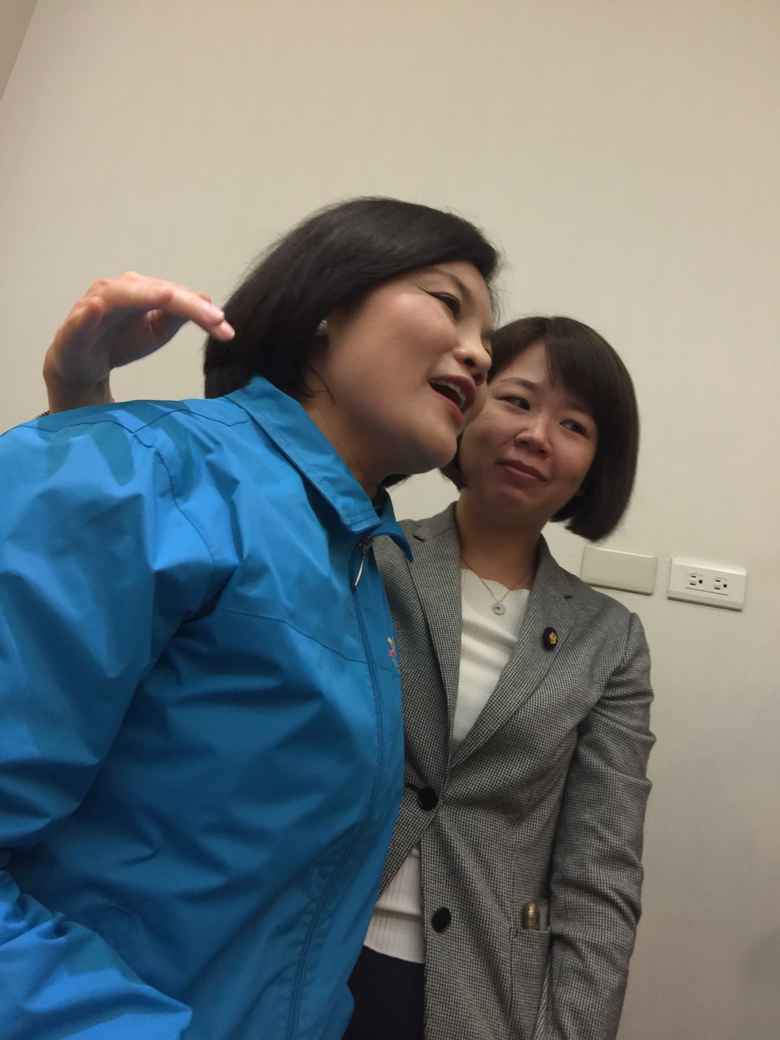 國民黨立委林麗蟬到現場給予張麗善擁抱，替她加油打氣。