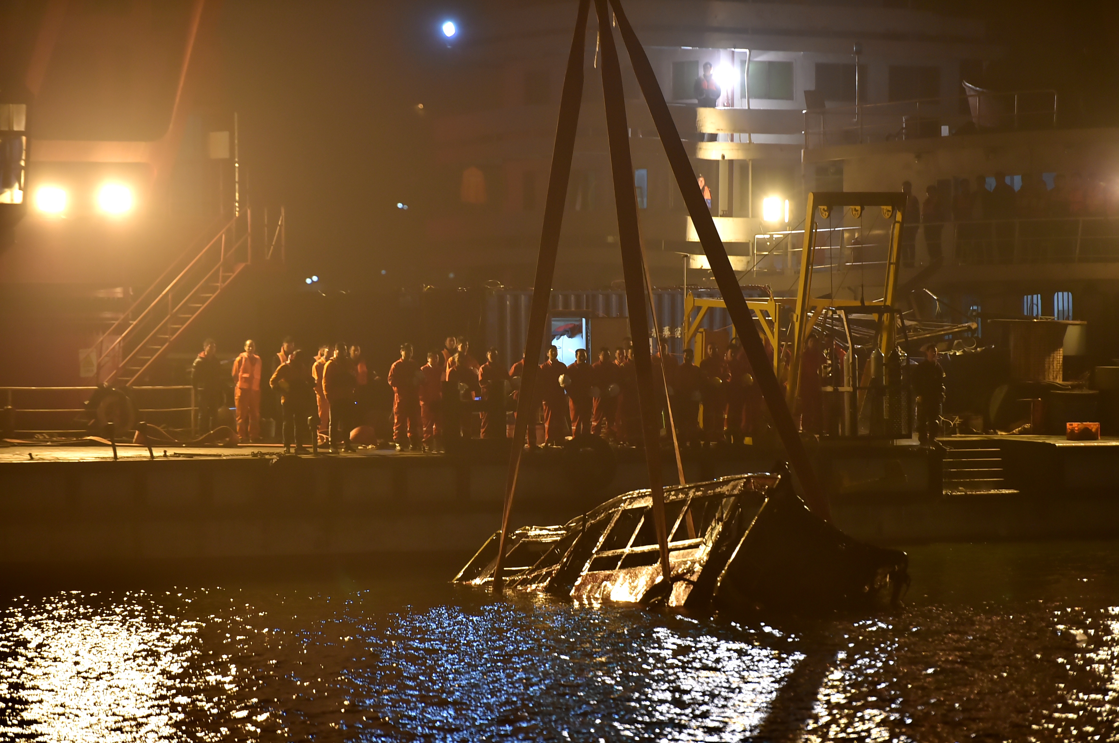 重慶一輛巴士墜河，造成15人罹難，背後的原因是是過站大媽「見笑轉生氣」，與運將發生口角釀禍。圖為巴士打撈上岸。（東方IC）