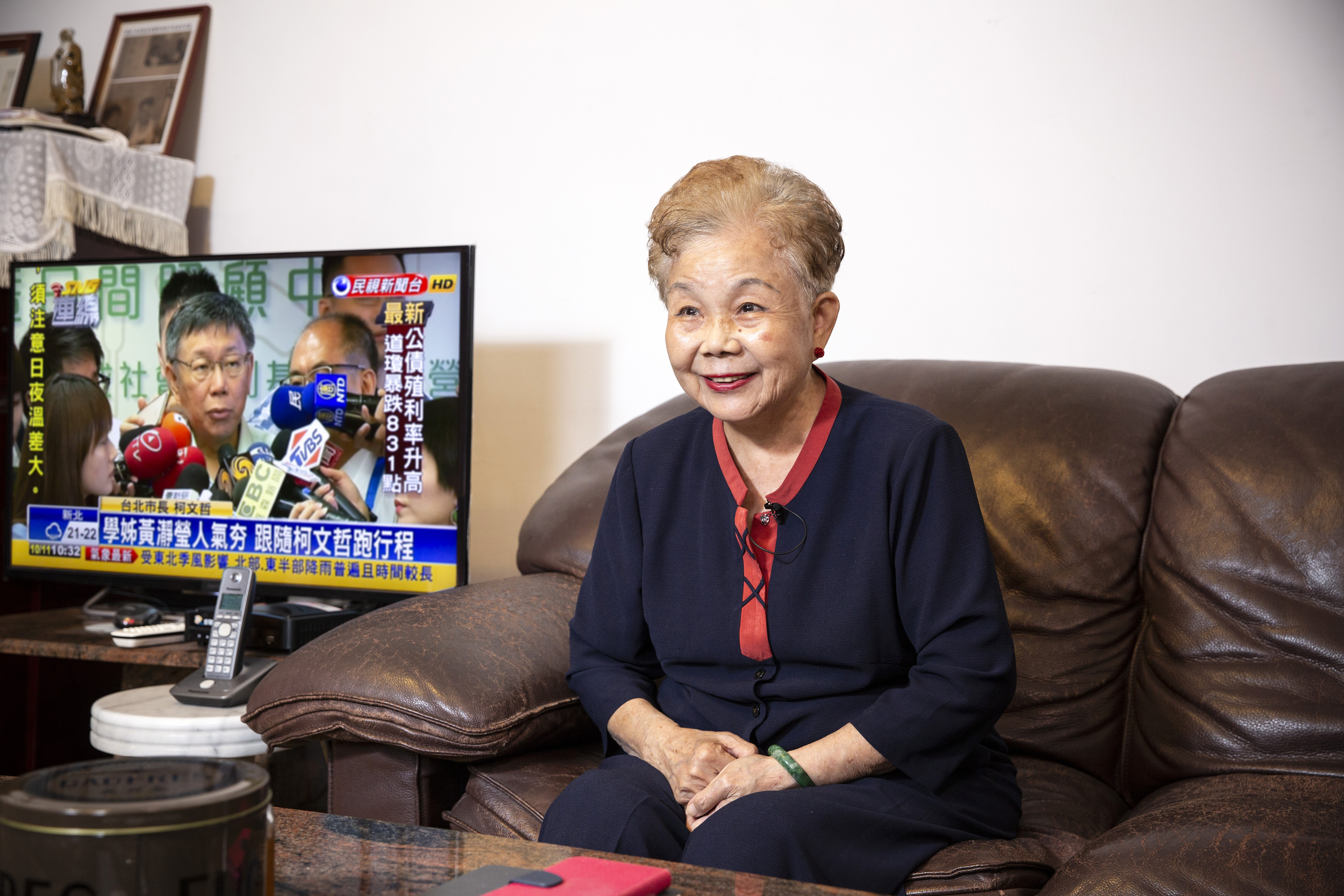 柯文哲母親何瑞英受訪，記者打開電視轉台，剛好柯文哲正接受媒體訪問，於是拍下這張有趣的合照。