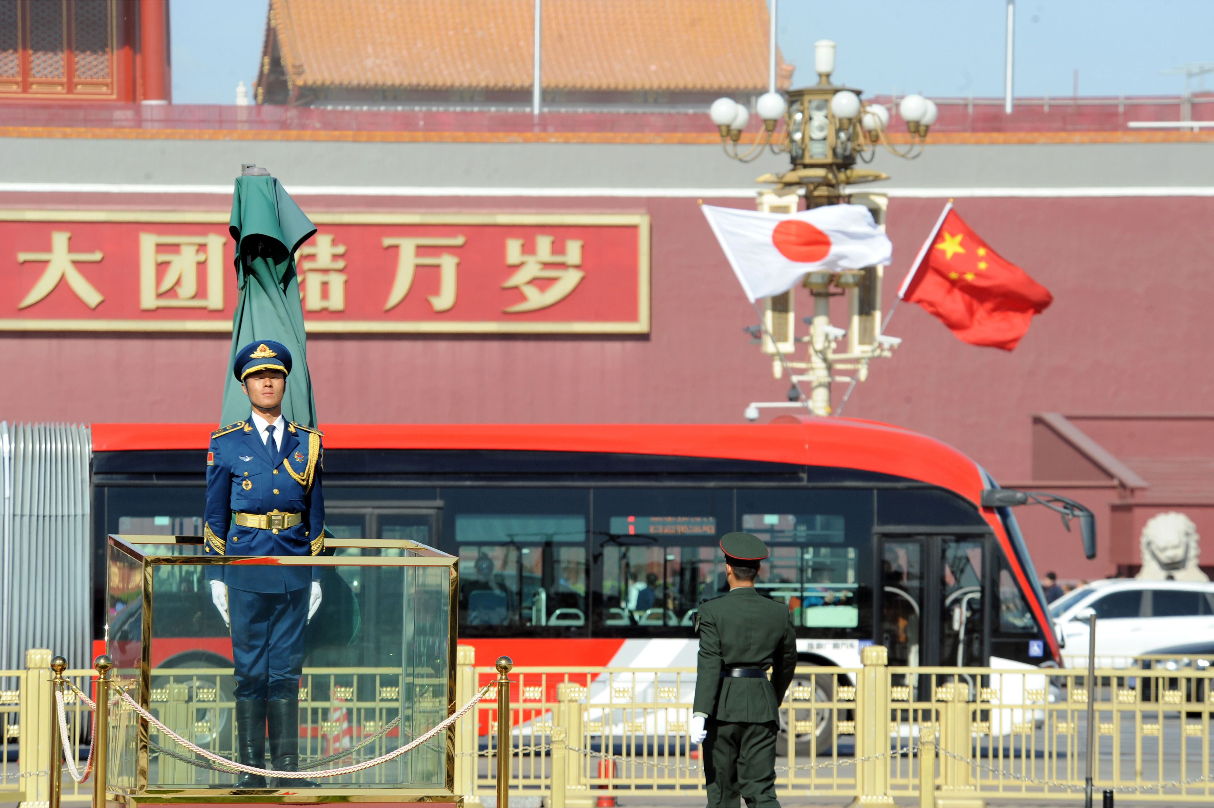 迎接日本首相安倍晉三訪問，天安門廣場中、日兩國的國旗飄揚。（東方IC）