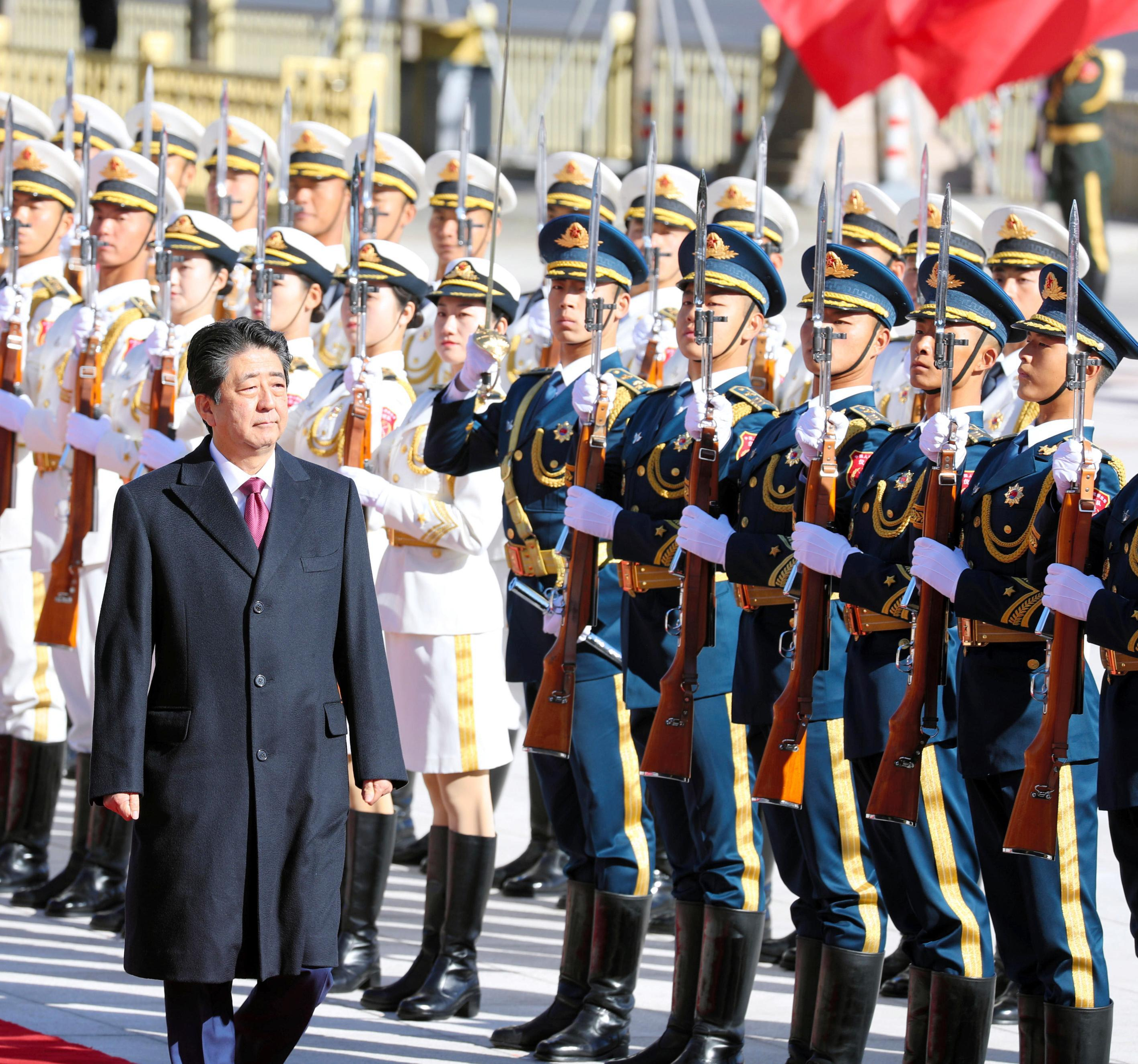 2018年10月26日,北京人民大會堂舉辦歡迎儀式,日本首相安倍晉三檢閱儀仗隊。(東方IC)