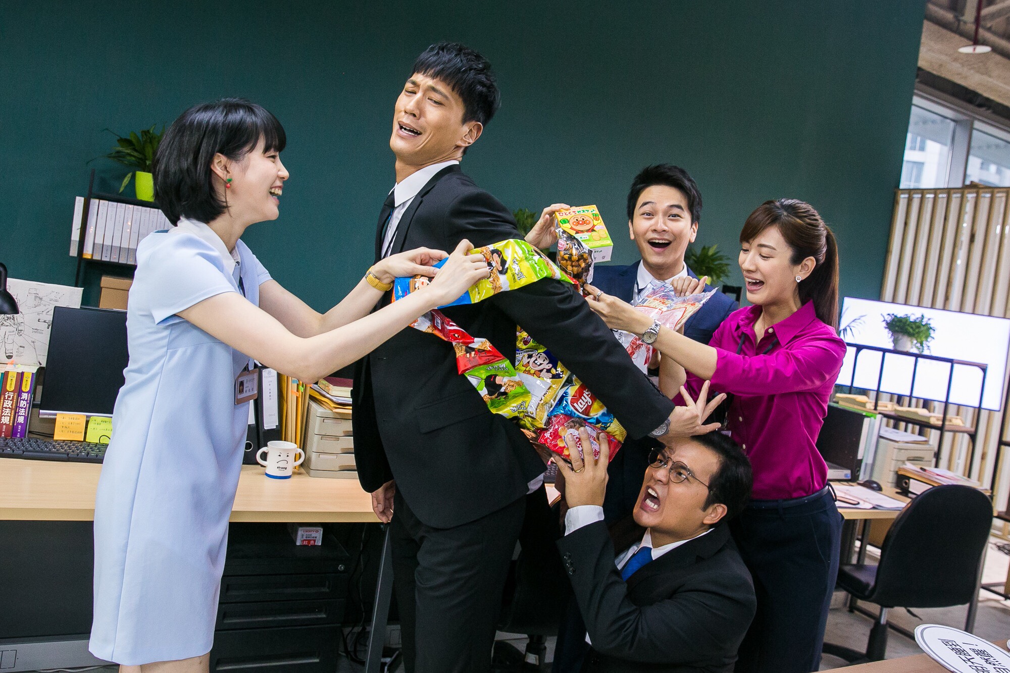 鍾承翰在劇組從來不忌口，天生就永遠「吃不胖」的體質，讓製作人與演員們超級嫉妒。（群之噰、有意思國際傳媒提供）