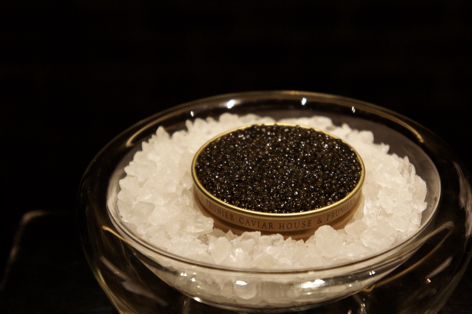 像一整盒魚子醬登場的「鱈場蟹」，用魚子醬覆蓋蒔蘿奶油鋪、蟹肉，咖哩調味帶給味覺亮點。