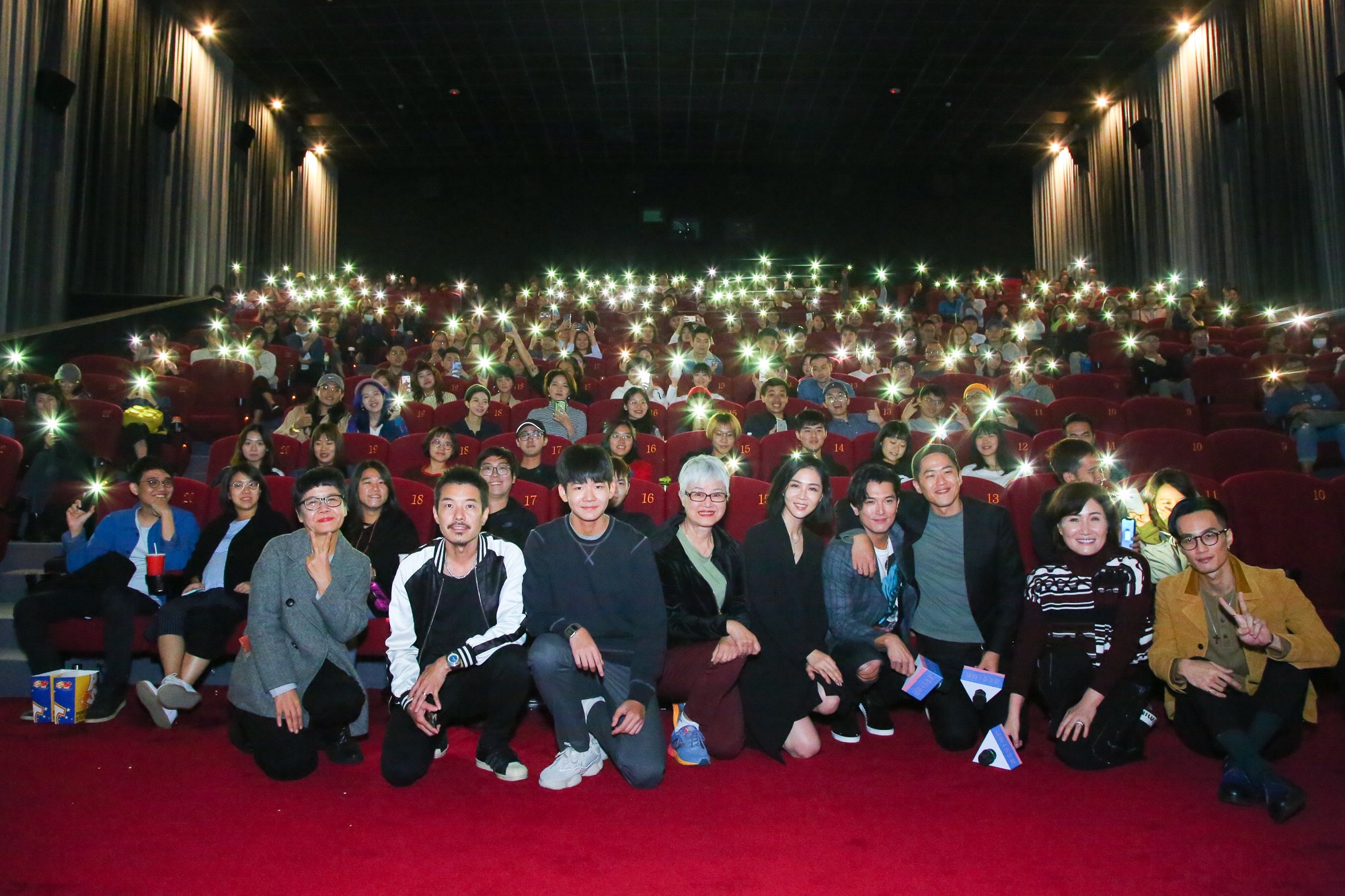 《誰先愛上他的》首映會現場，全體演員、編劇、與導演一起出席。（親愛的工作室提供）