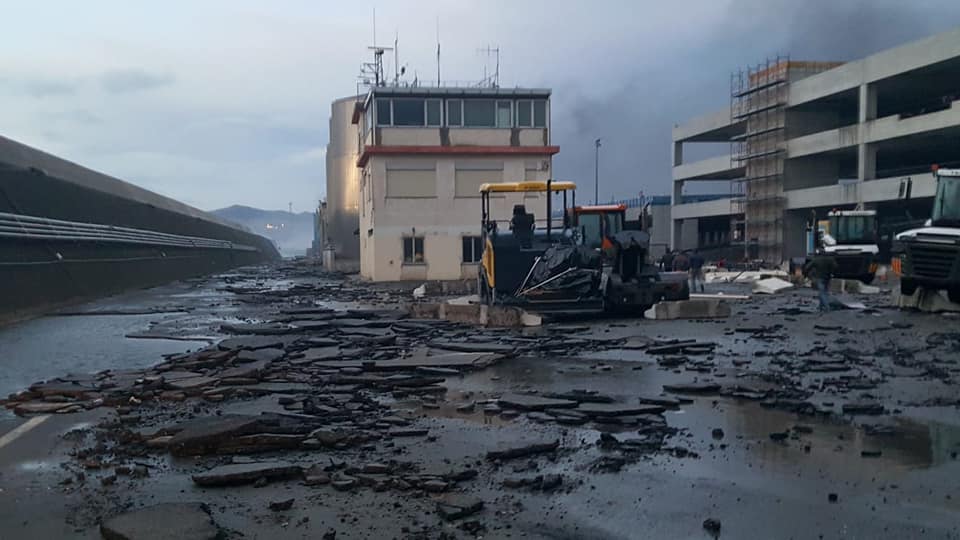 義大利薩沃納港口上百台瑪莎拉蒂，因海水倒灌導致電瓶爆炸產生大火燒毀。（The Local Italy twitter）