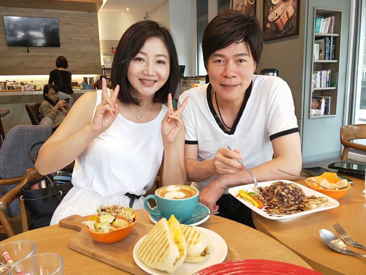 洪榮宏11月17日高雄演唱會倒數,特別帶著老婆南下勘察場地。(寬宏藝術)