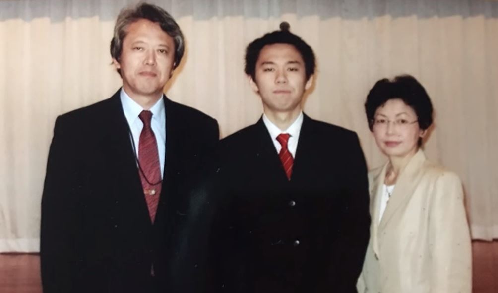 Tokido成長於富裕家庭，父親谷口尚（左一）是醫科教授，母親則為企業千金，雙親的支持，讓Tokido順利走上電競選手的道路。（圖：翻攝自Youtube頻道「ELEAGUE」）