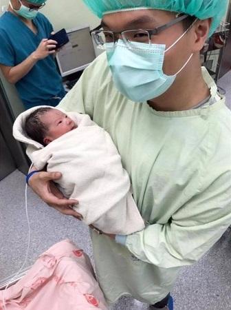 胡家連兩年有新生報到，去年4月，胡志強的兒子胡韡耀（圖）升格當爸。（翻攝自胡志強臉書）