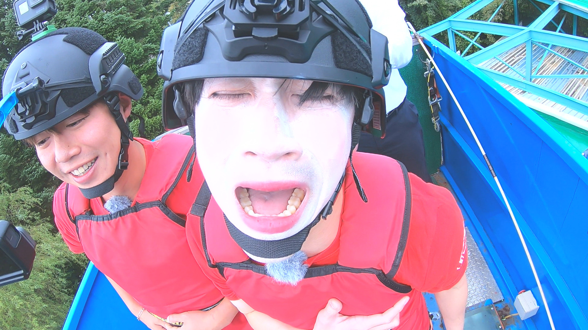 頂著一張大白臉的陳漢典，被吊上半空中嚇到哇哇叫。（台視提供）