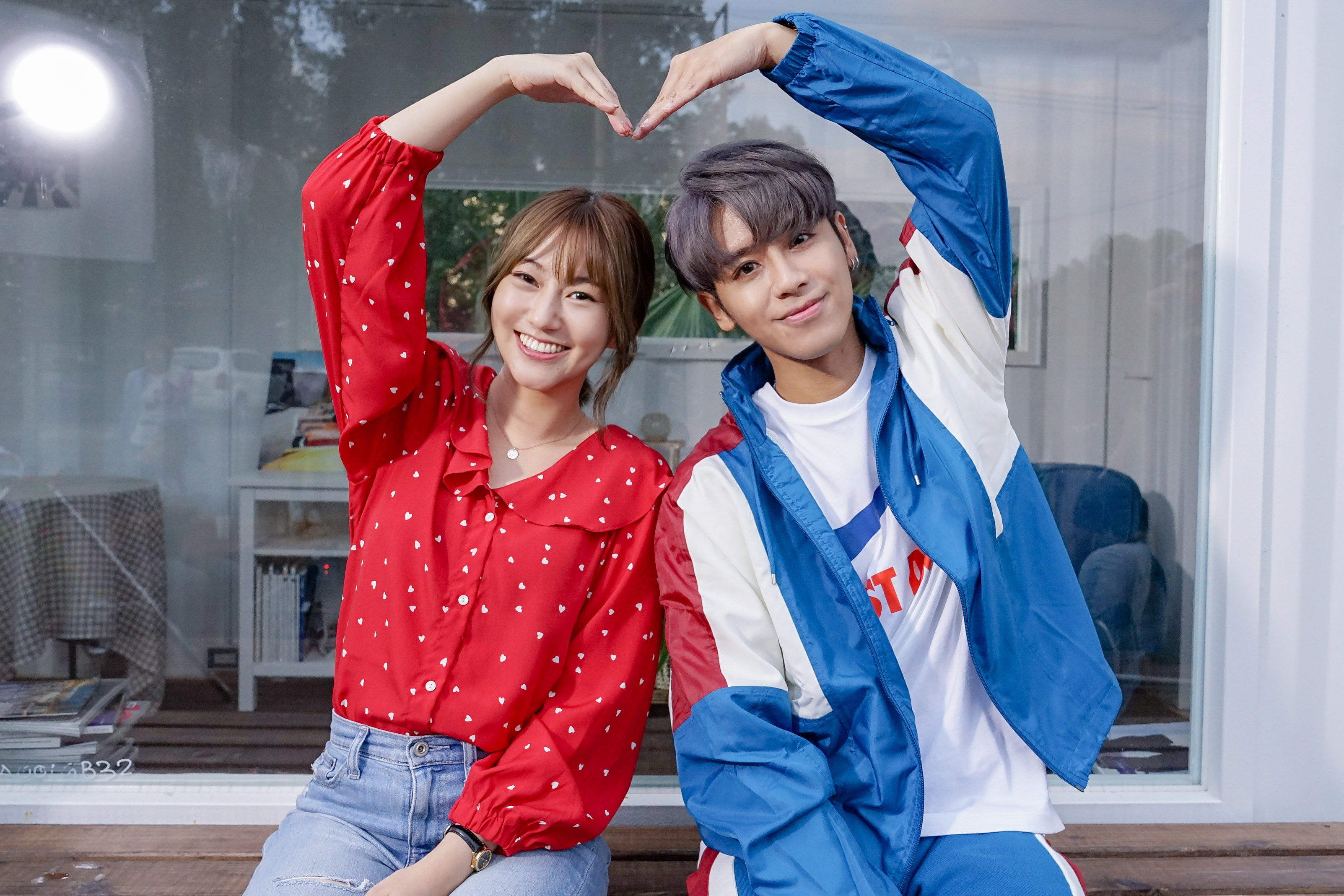 鼓鼓拍攝〈繽紛了每一天〉MV，找來網紅Apple一起入鏡搞笑。（相信音樂提供）