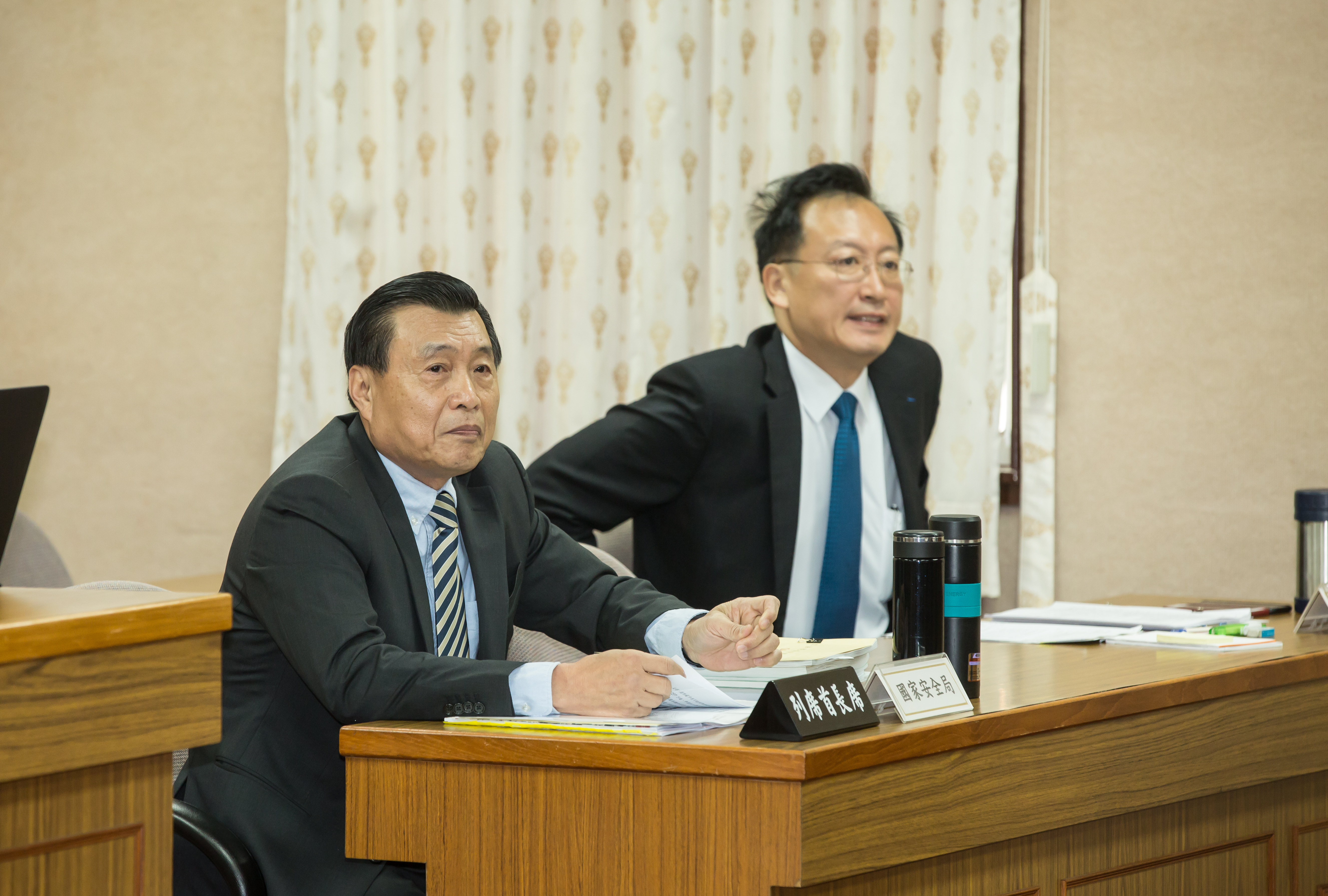 國安局長彭勝竹（左）昨（1日）在立院備詢時證實，確實有對臉書等公開訊息進行偵蒐。