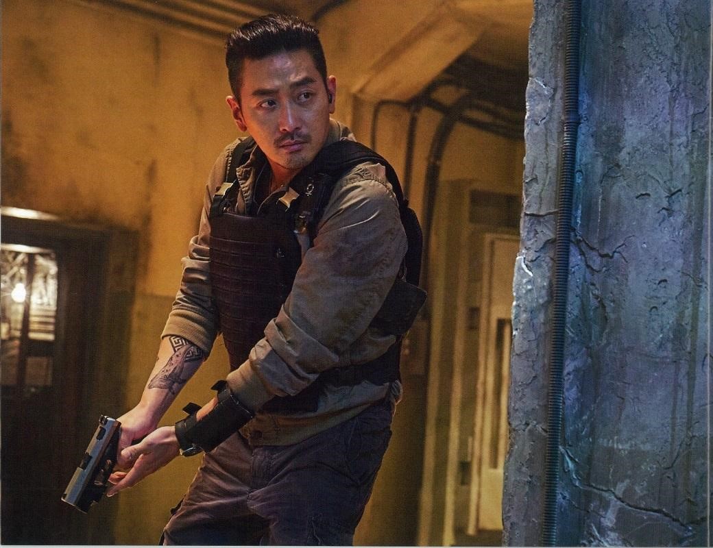 河正宇在《90分鐘末日倒數》中全副武裝。（華聯國際提供）