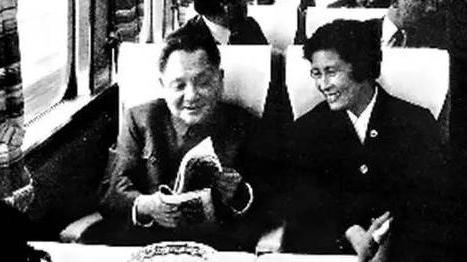在1978年年底鄧小平訪日期間,搭上了日本著名的新幹線子彈列車,讚嘆於列車的平穩和快速。車上有人問他感想,他說:「就感覺到快,有催人跑的意思。所以我們現在更合適了。」(網路截圖,取自weibo.com觀察者網)