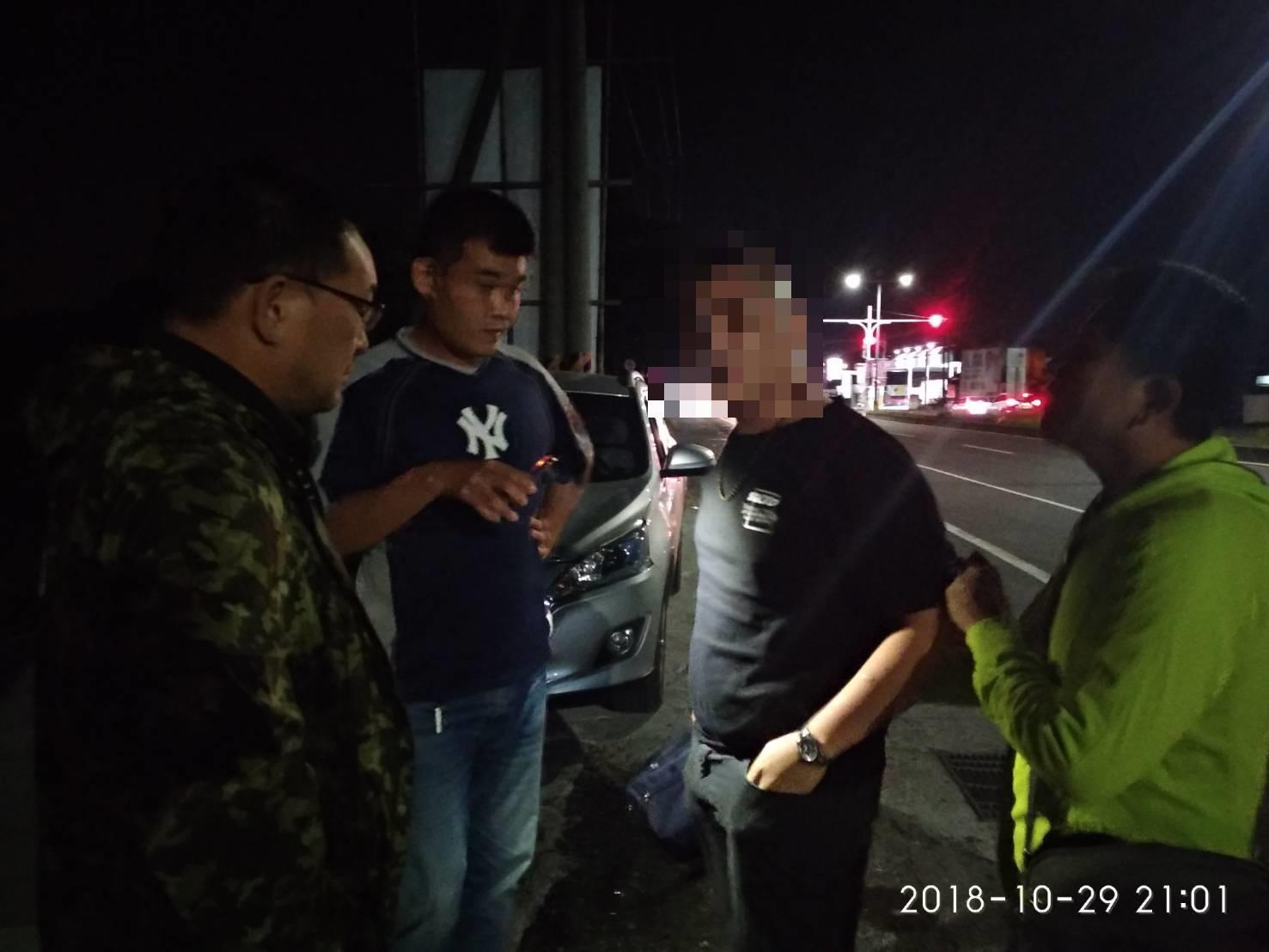 劉嫌搶劫超商,南下躲藏時被警方逮捕。(翻攝畫面)