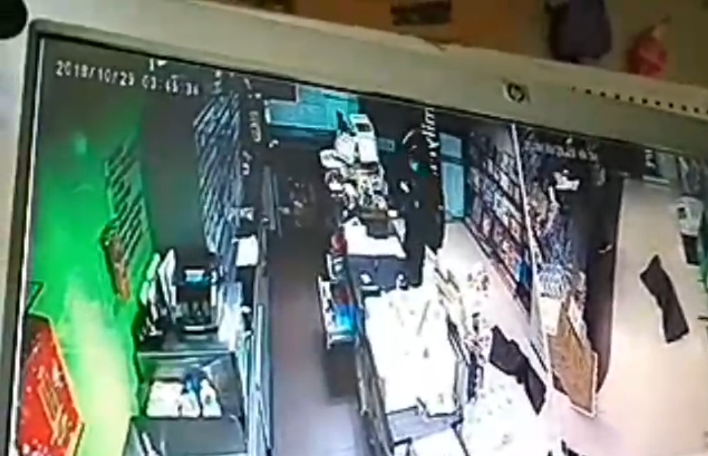 劉嫌帶著全罩式安全帽和口罩搶劫。（翻攝畫面）